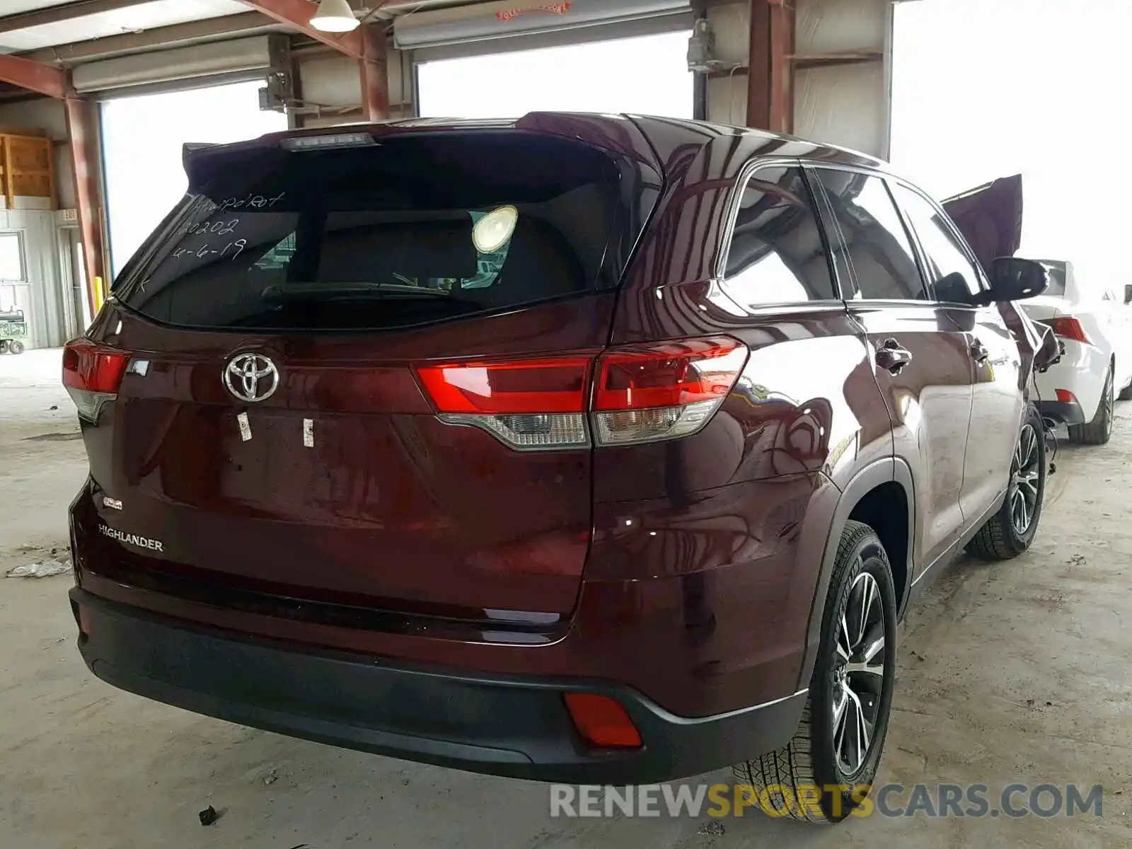 4 Photograph of a damaged car 5TDZZRFH0KS303116 TOYOTA HIGHLANDER 2019