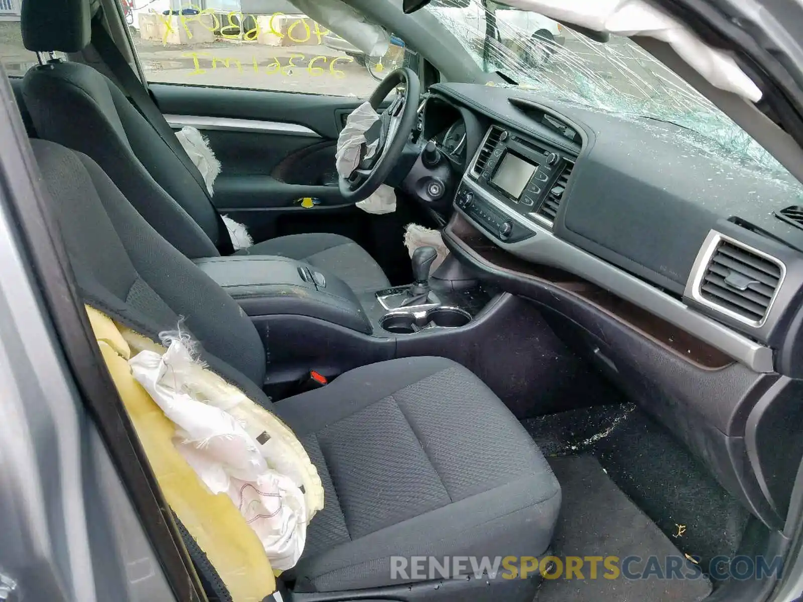 5 Photograph of a damaged car 5TDZZRFH0KS304167 TOYOTA HIGHLANDER 2019