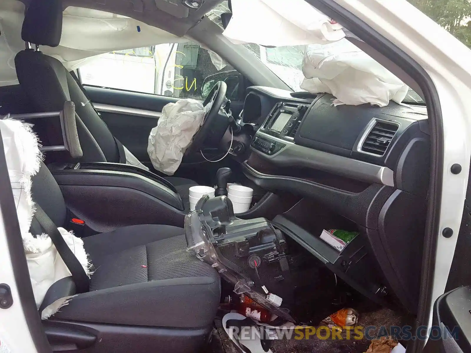 5 Photograph of a damaged car 5TDZZRFH0KS304458 TOYOTA HIGHLANDER 2019