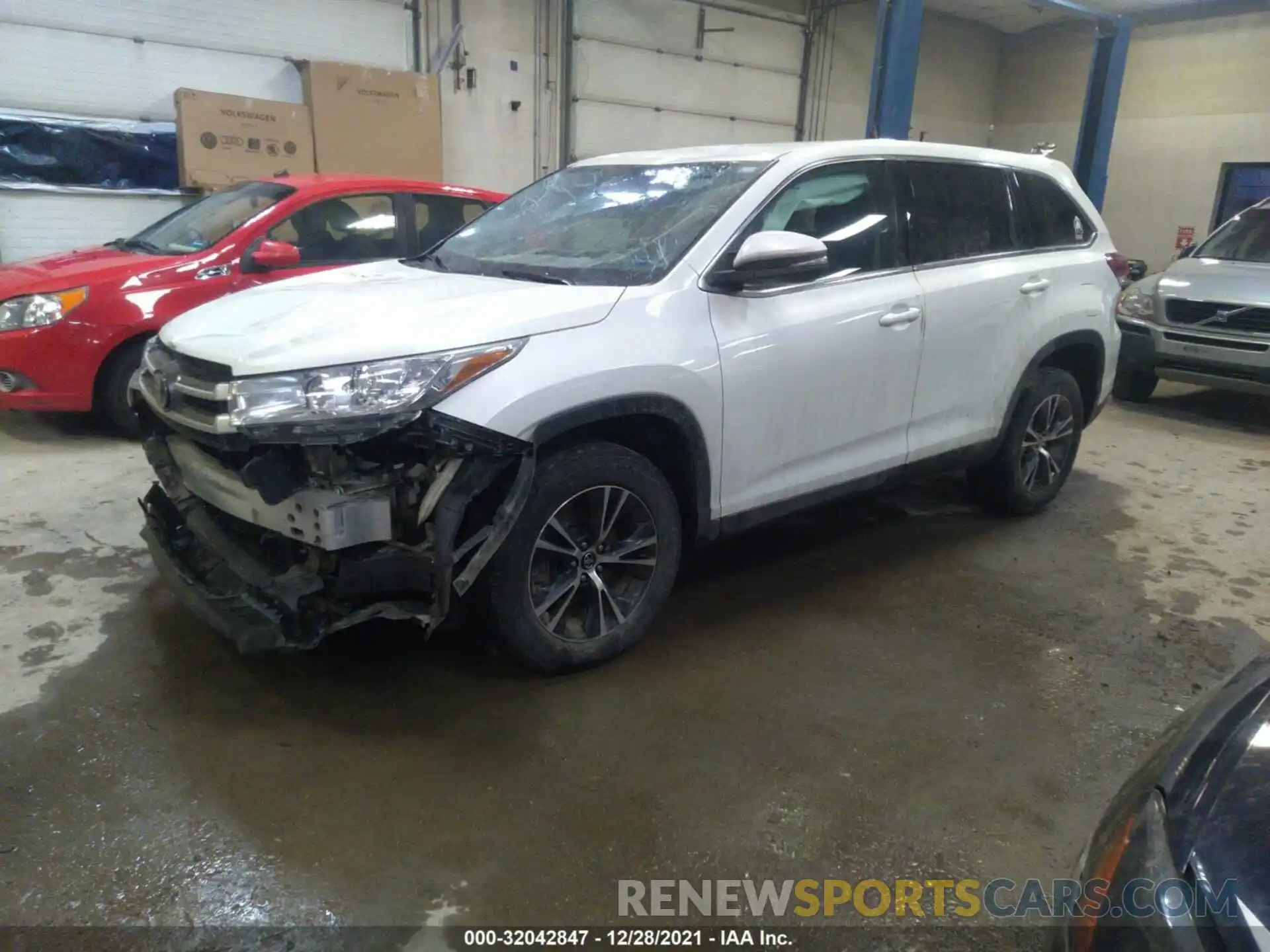 2 Photograph of a damaged car 5TDZZRFH0KS313287 TOYOTA HIGHLANDER 2019