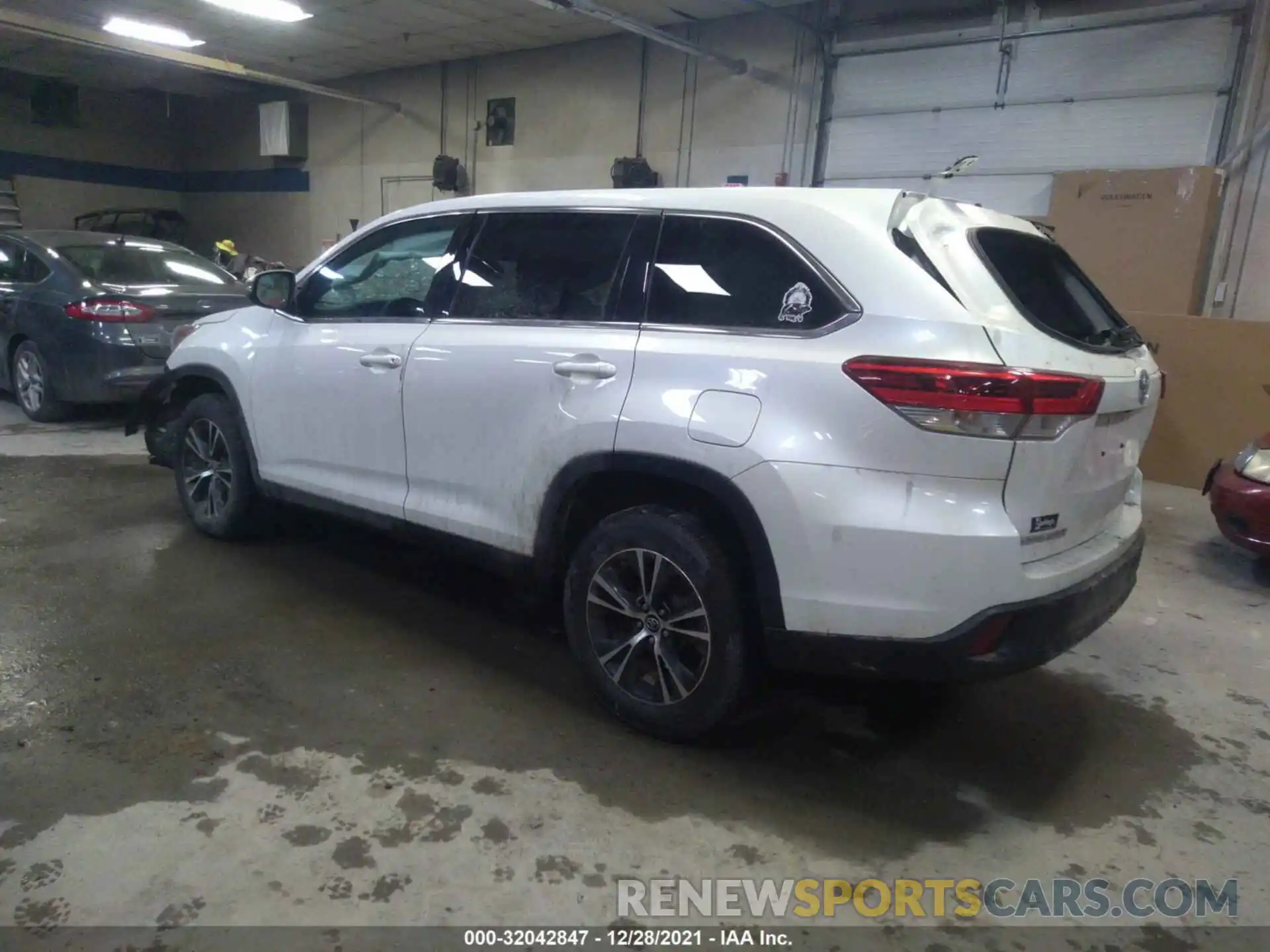 3 Фотография поврежденного автомобиля 5TDZZRFH0KS313287 TOYOTA HIGHLANDER 2019