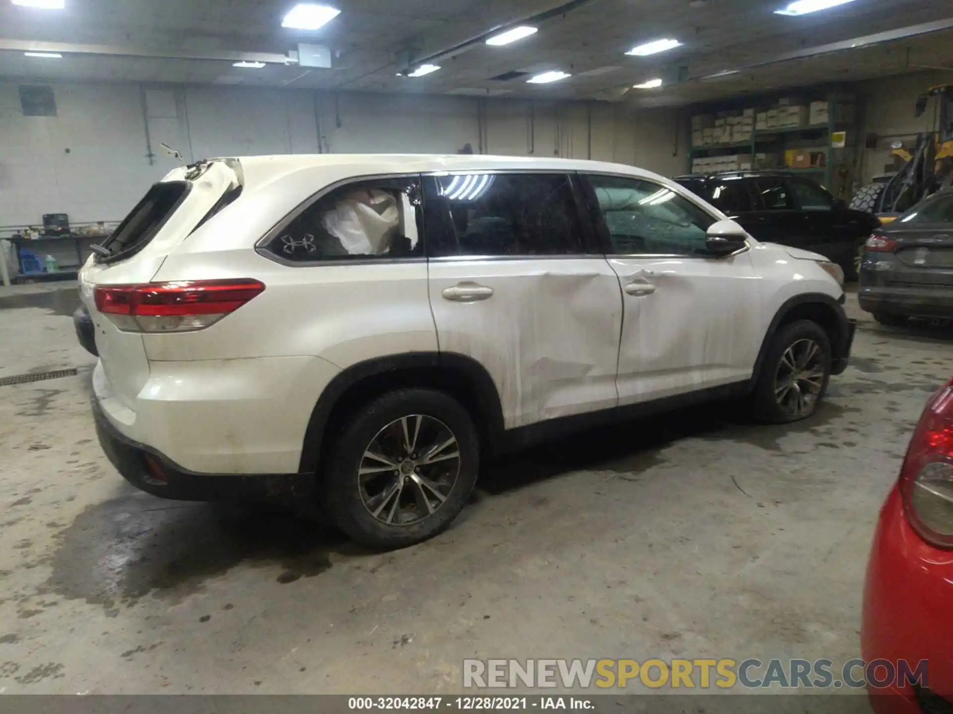 4 Фотография поврежденного автомобиля 5TDZZRFH0KS313287 TOYOTA HIGHLANDER 2019