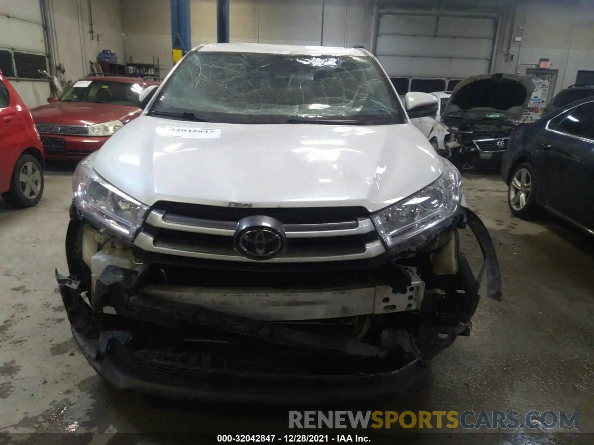 6 Photograph of a damaged car 5TDZZRFH0KS313287 TOYOTA HIGHLANDER 2019