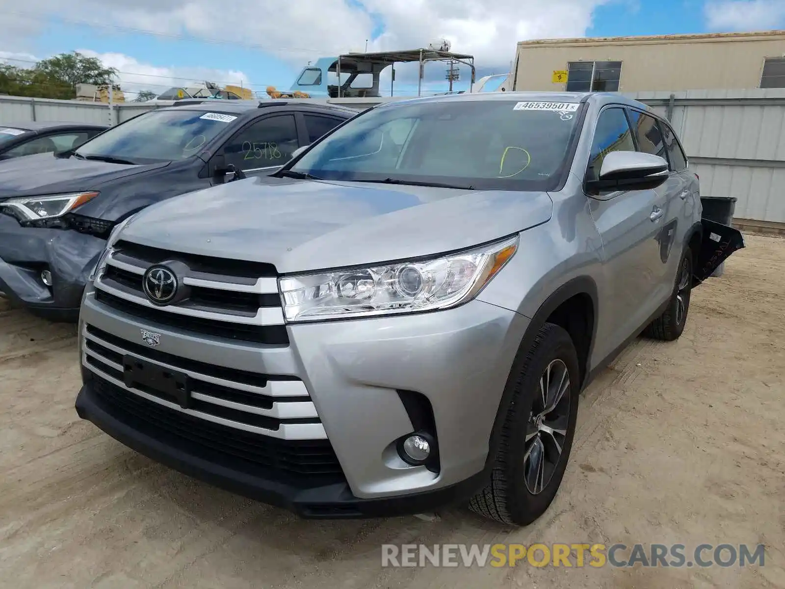 2 Photograph of a damaged car 5TDZZRFH0KS314052 TOYOTA HIGHLANDER 2019