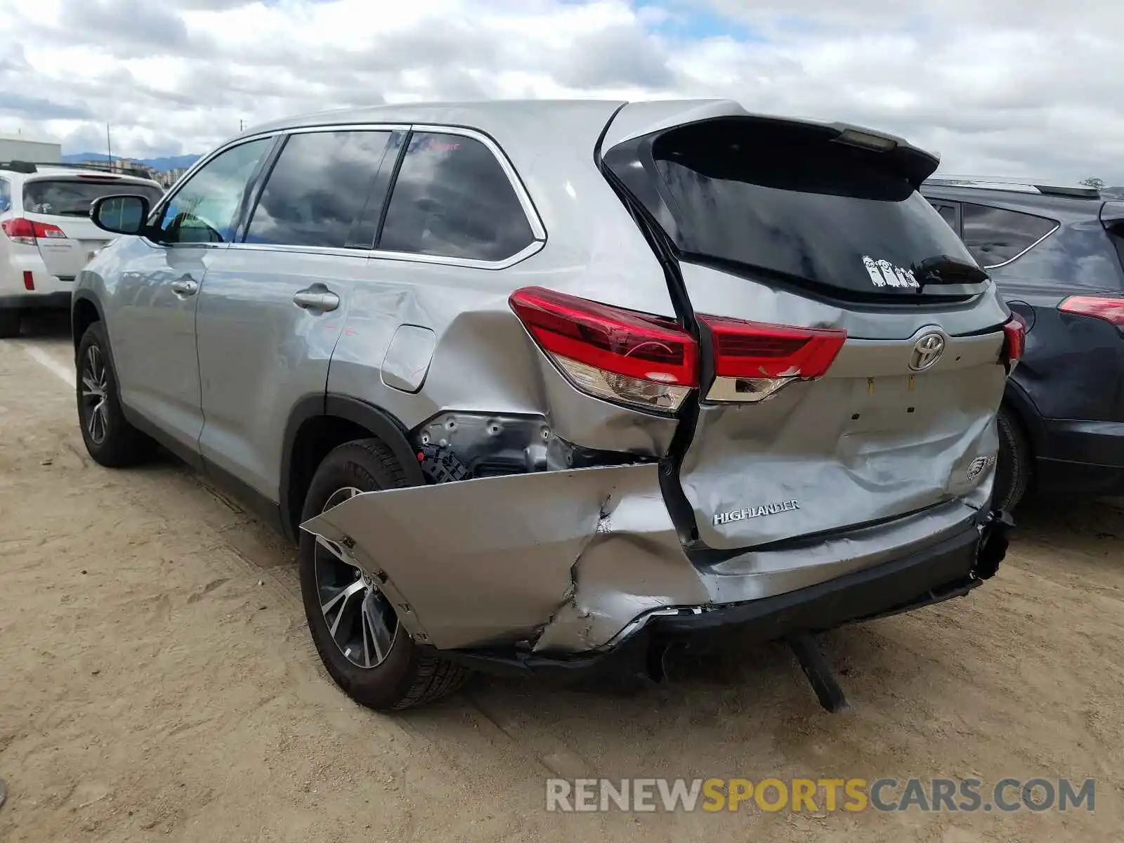 3 Photograph of a damaged car 5TDZZRFH0KS314052 TOYOTA HIGHLANDER 2019