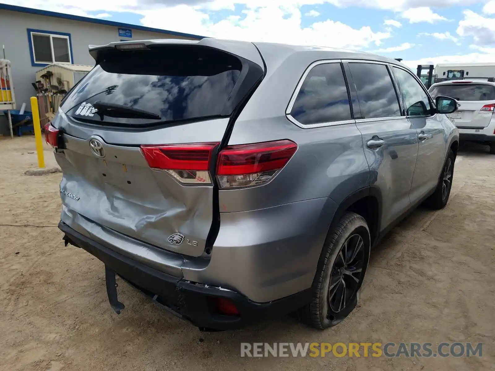 4 Photograph of a damaged car 5TDZZRFH0KS314052 TOYOTA HIGHLANDER 2019