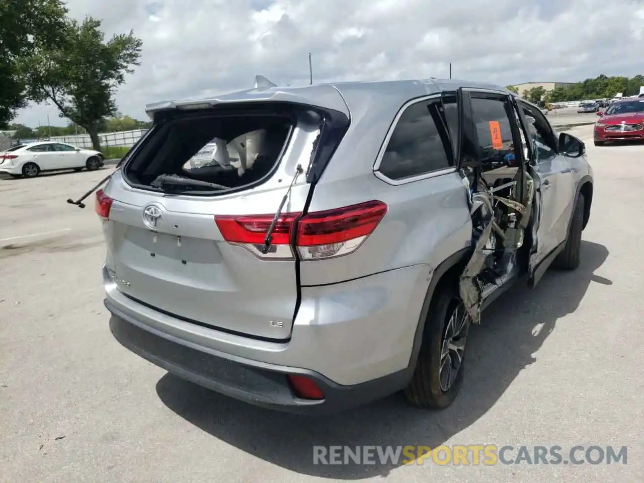 4 Photograph of a damaged car 5TDZZRFH0KS316142 TOYOTA HIGHLANDER 2019