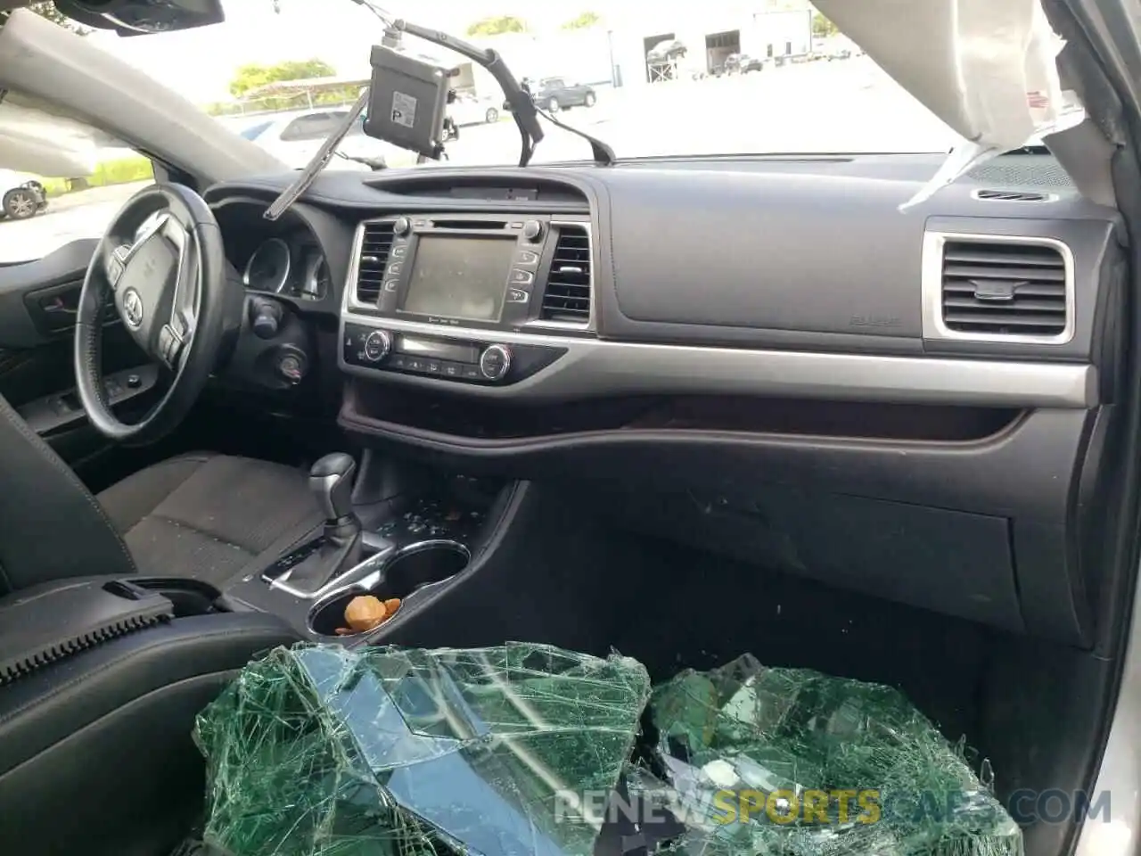 9 Photograph of a damaged car 5TDZZRFH0KS316142 TOYOTA HIGHLANDER 2019