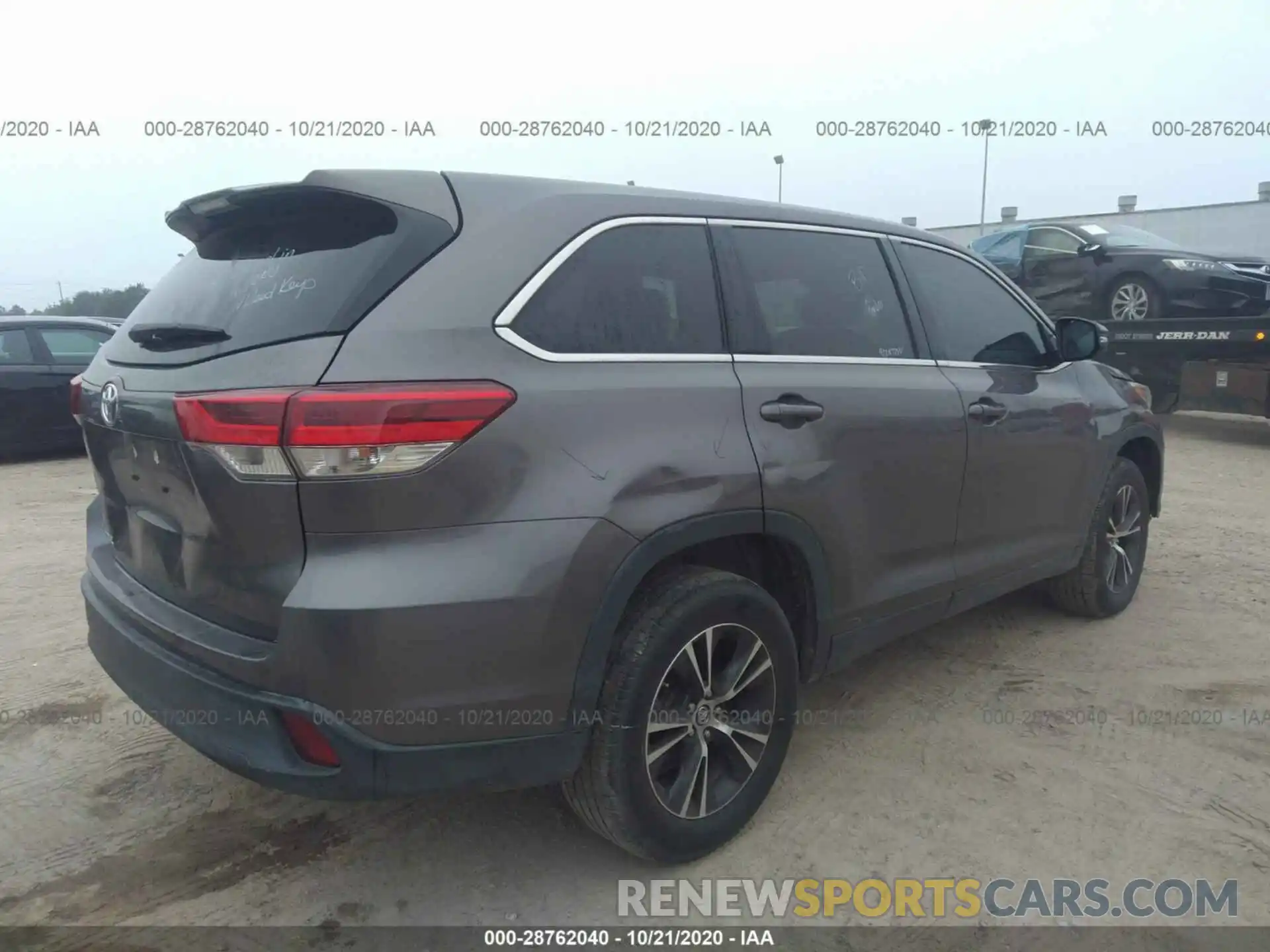 4 Photograph of a damaged car 5TDZZRFH0KS318473 TOYOTA HIGHLANDER 2019