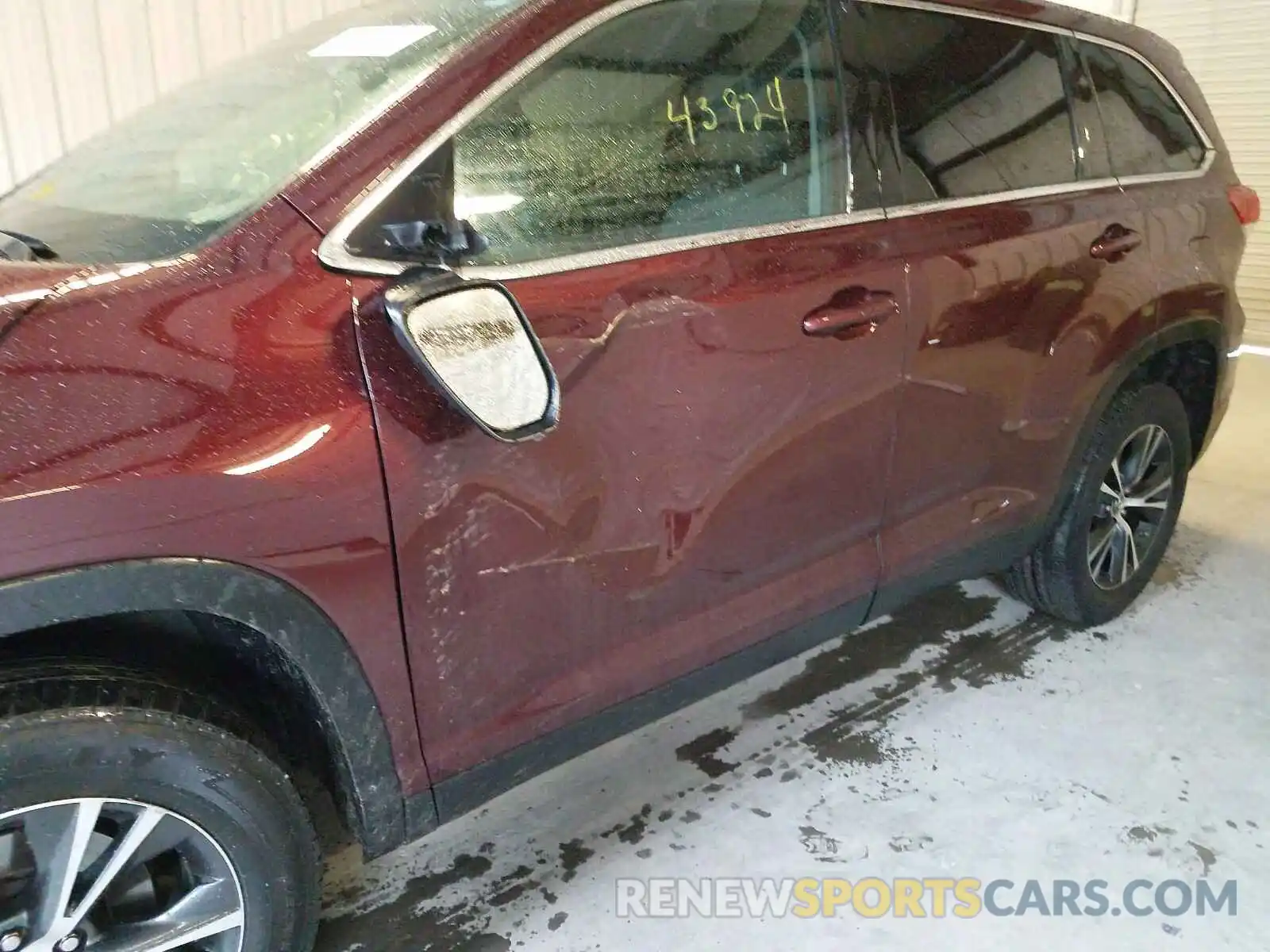 9 Photograph of a damaged car 5TDZZRFH0KS320594 TOYOTA HIGHLANDER 2019