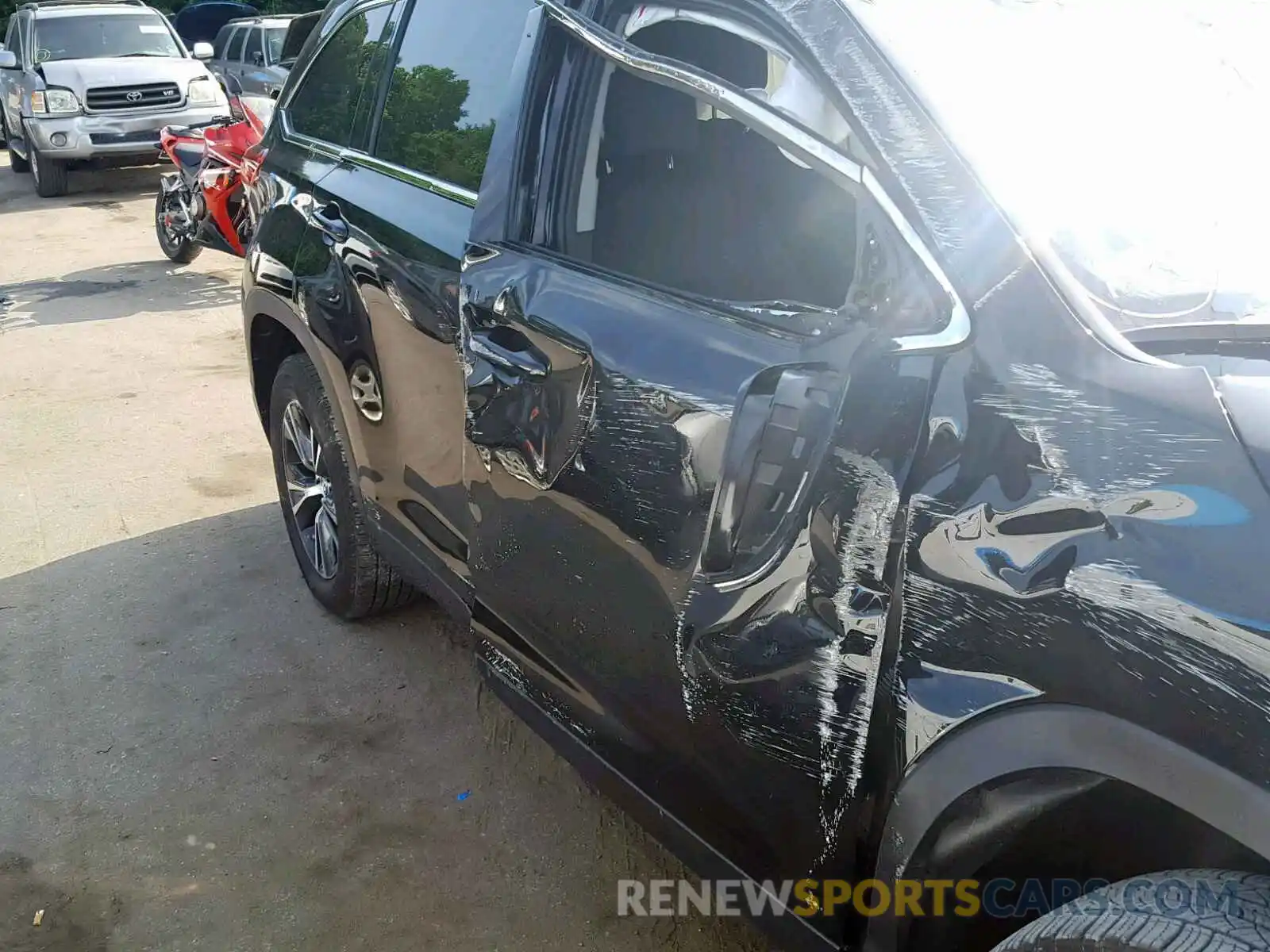 10 Photograph of a damaged car 5TDZZRFH0KS322765 TOYOTA HIGHLANDER 2019