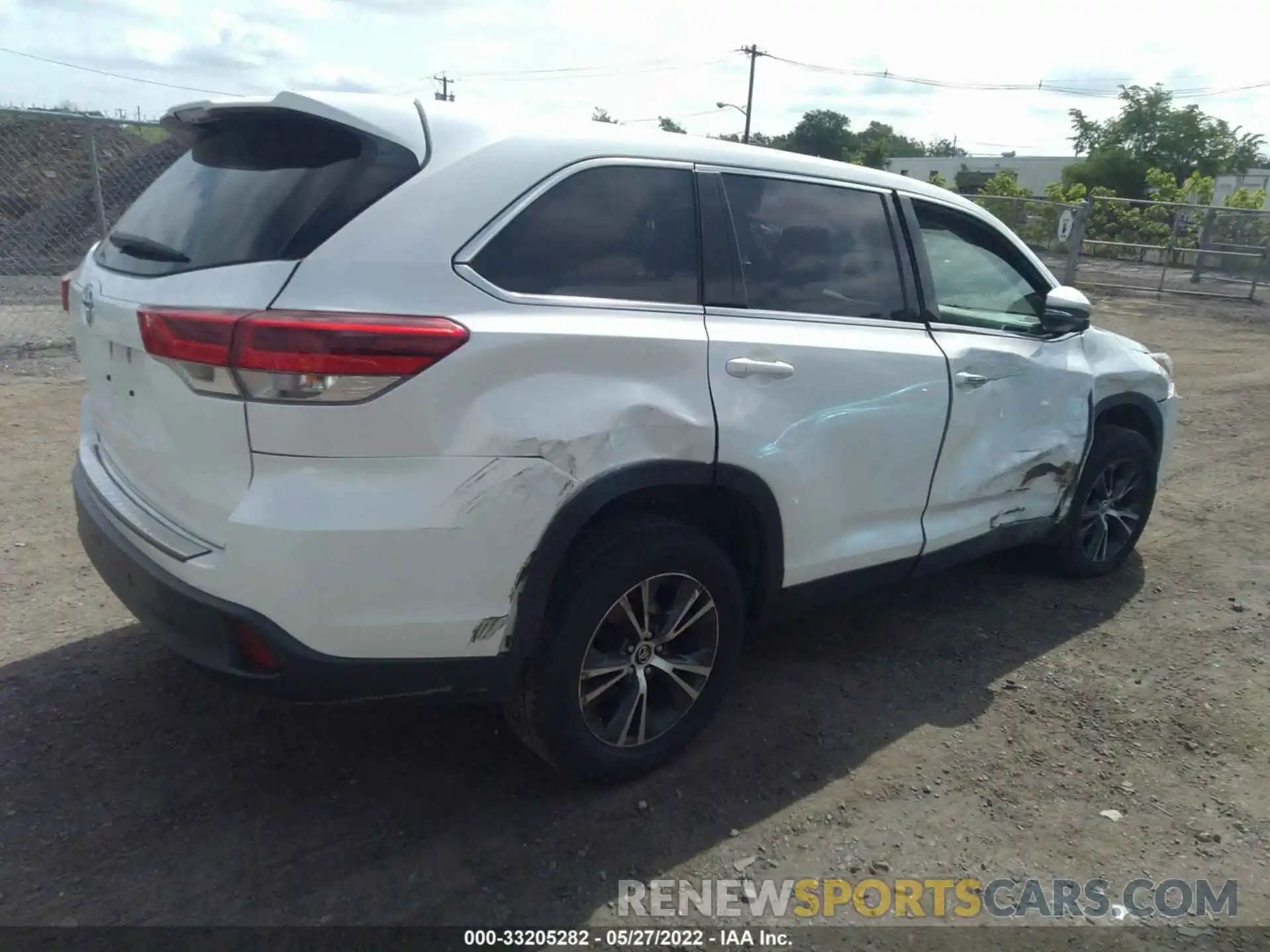 4 Photograph of a damaged car 5TDZZRFH0KS329067 TOYOTA HIGHLANDER 2019