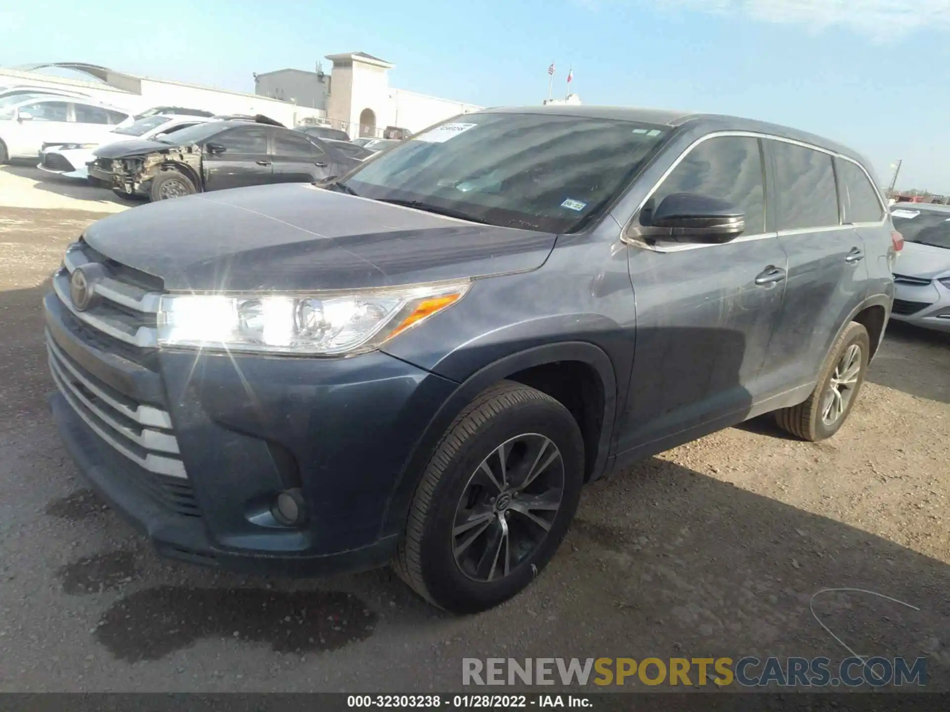 2 Photograph of a damaged car 5TDZZRFH0KS333216 TOYOTA HIGHLANDER 2019