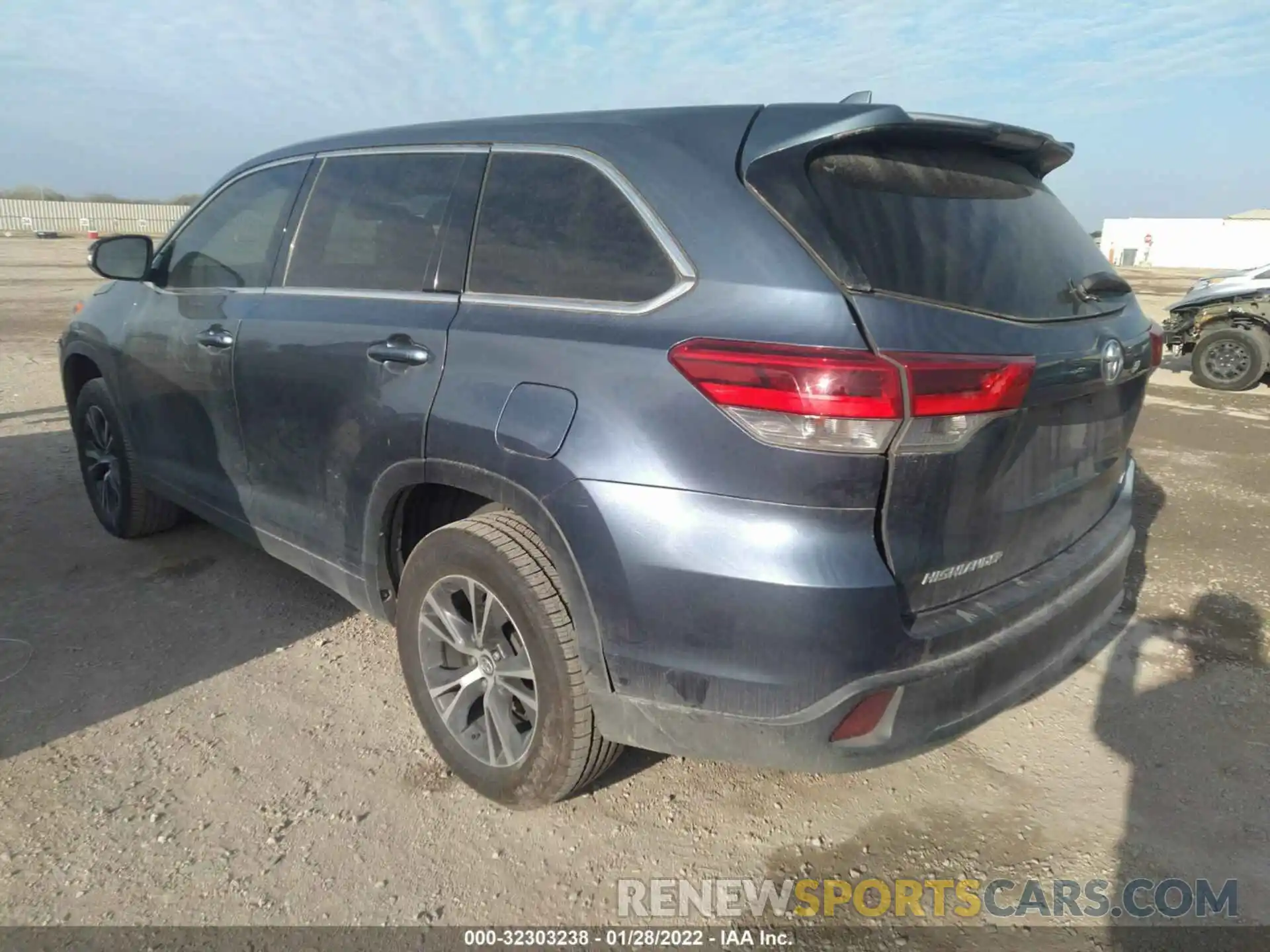 3 Photograph of a damaged car 5TDZZRFH0KS333216 TOYOTA HIGHLANDER 2019