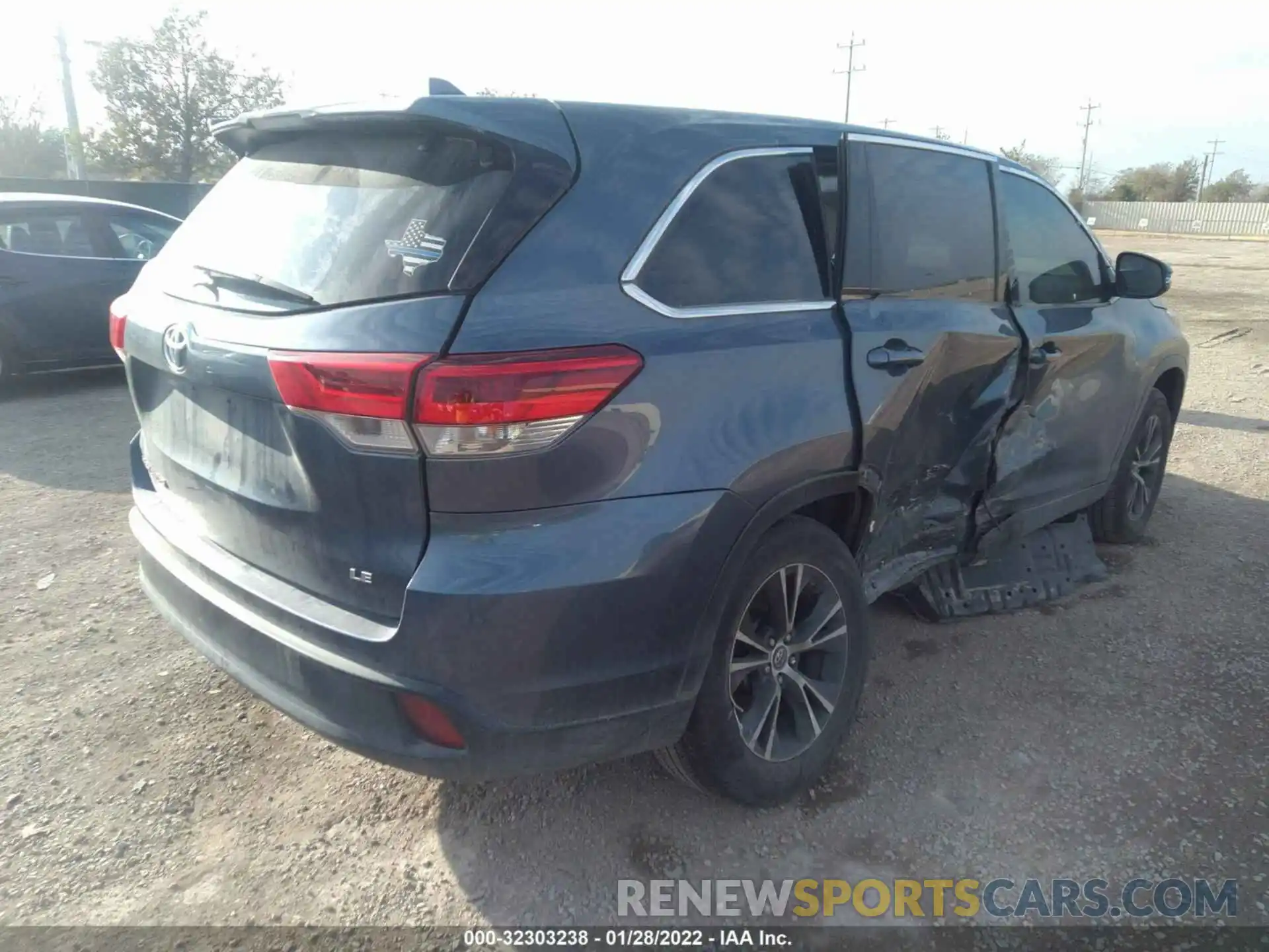 4 Photograph of a damaged car 5TDZZRFH0KS333216 TOYOTA HIGHLANDER 2019