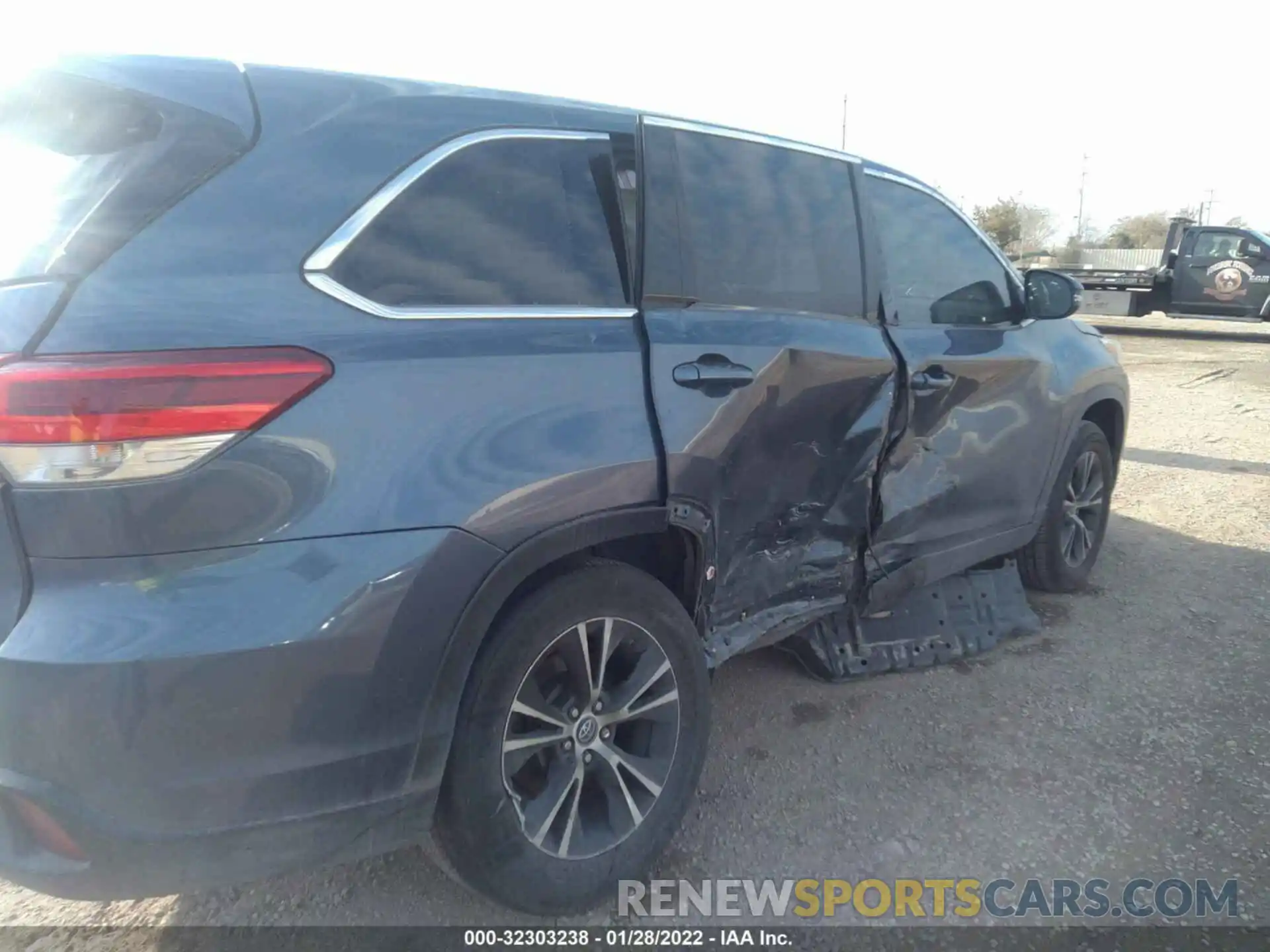 6 Photograph of a damaged car 5TDZZRFH0KS333216 TOYOTA HIGHLANDER 2019