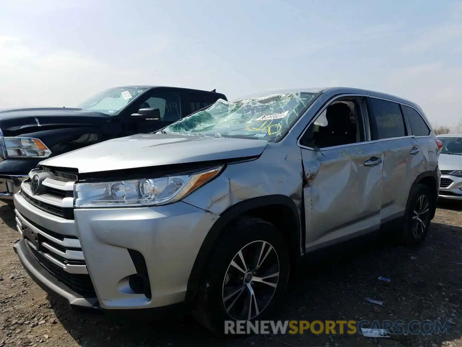 2 Photograph of a damaged car 5TDZZRFH0KS336200 TOYOTA HIGHLANDER 2019