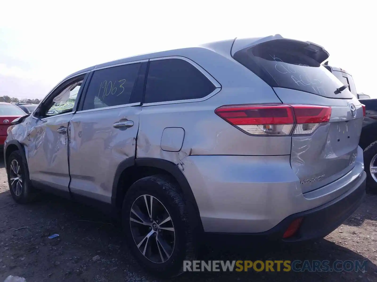 3 Photograph of a damaged car 5TDZZRFH0KS336200 TOYOTA HIGHLANDER 2019