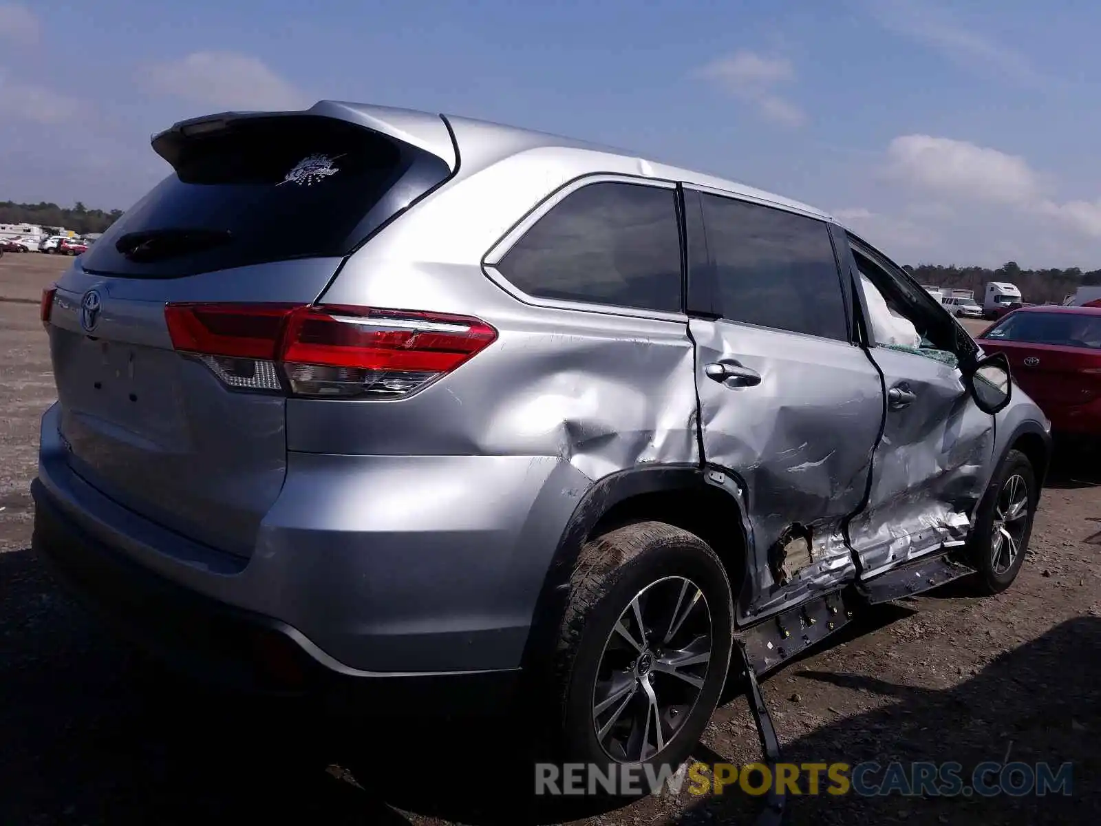 4 Photograph of a damaged car 5TDZZRFH0KS336200 TOYOTA HIGHLANDER 2019