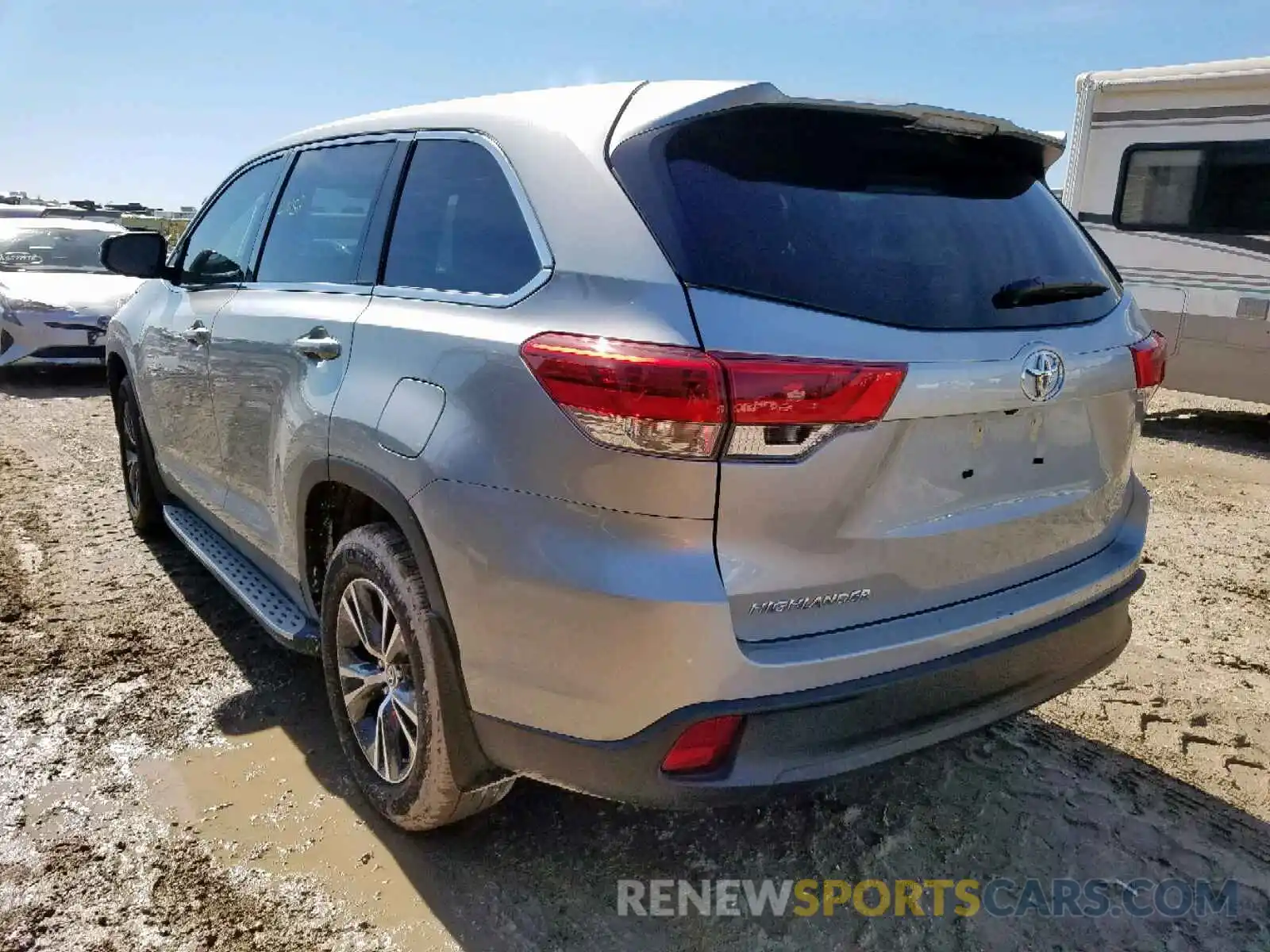 3 Photograph of a damaged car 5TDZZRFH0KS336780 TOYOTA HIGHLANDER 2019