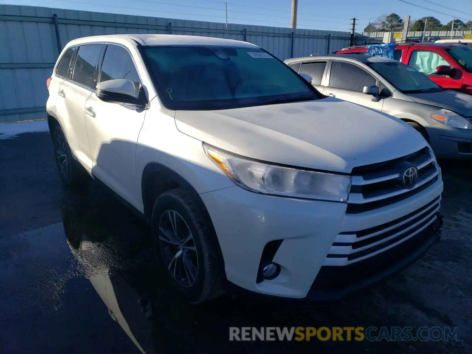 1 Photograph of a damaged car 5TDZZRFH0KS339002 TOYOTA HIGHLANDER 2019