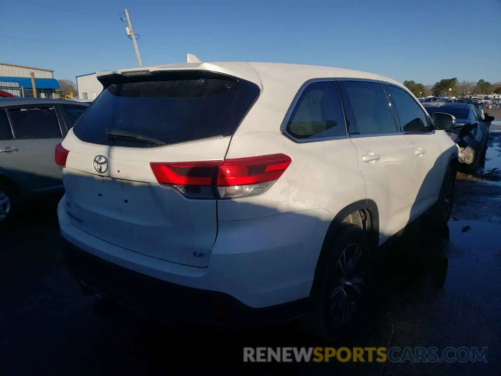 4 Photograph of a damaged car 5TDZZRFH0KS339002 TOYOTA HIGHLANDER 2019