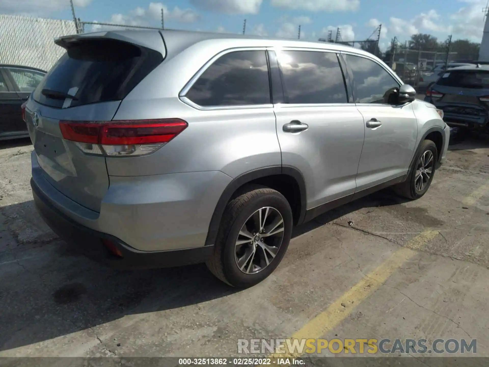 4 Photograph of a damaged car 5TDZZRFH0KS341168 TOYOTA HIGHLANDER 2019