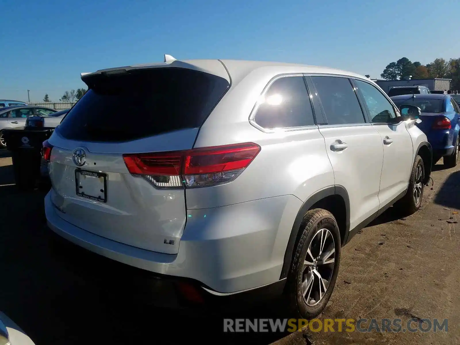 4 Photograph of a damaged car 5TDZZRFH0KS345124 TOYOTA HIGHLANDER 2019