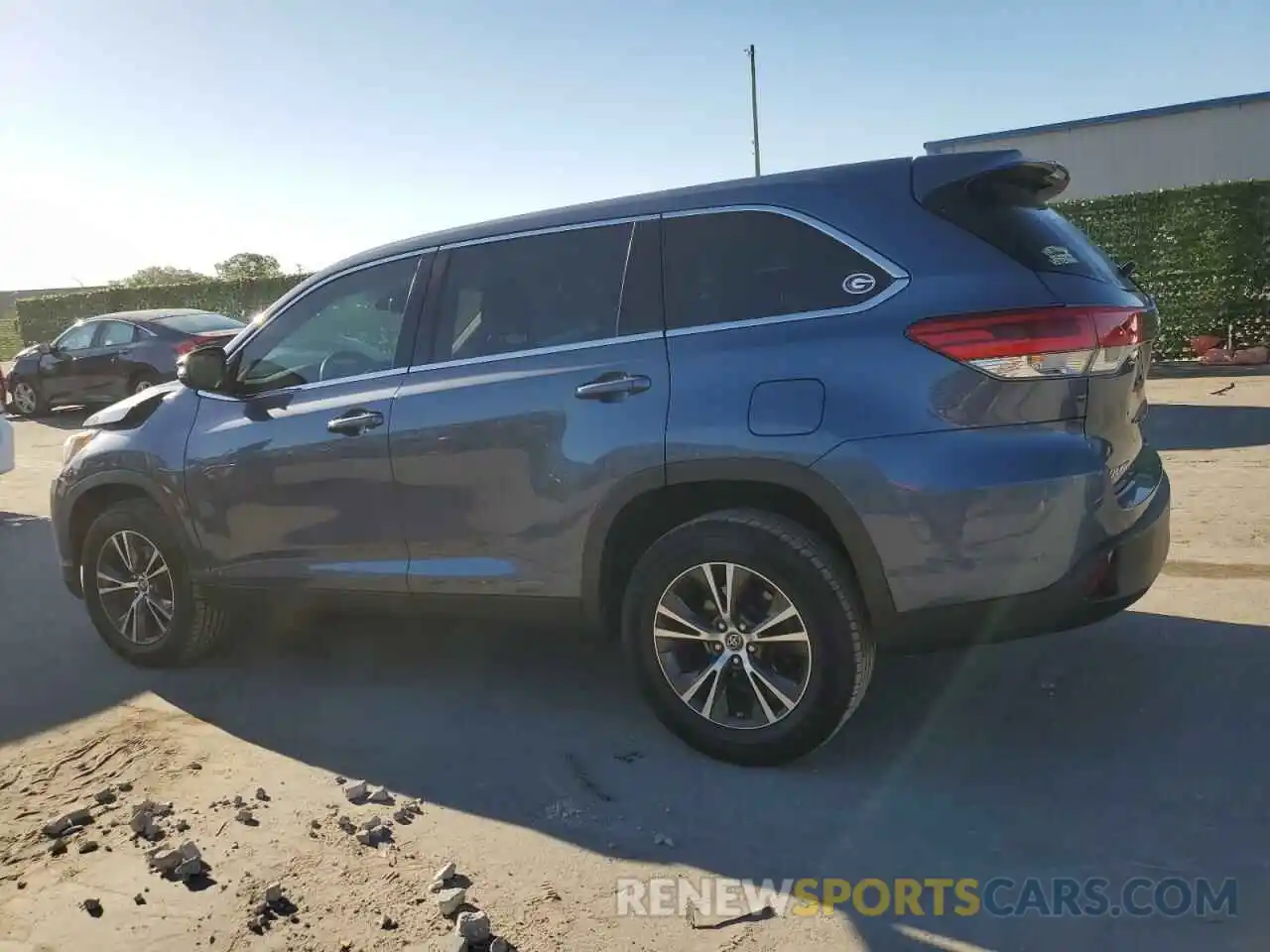 2 Photograph of a damaged car 5TDZZRFH0KS350212 TOYOTA HIGHLANDER 2019