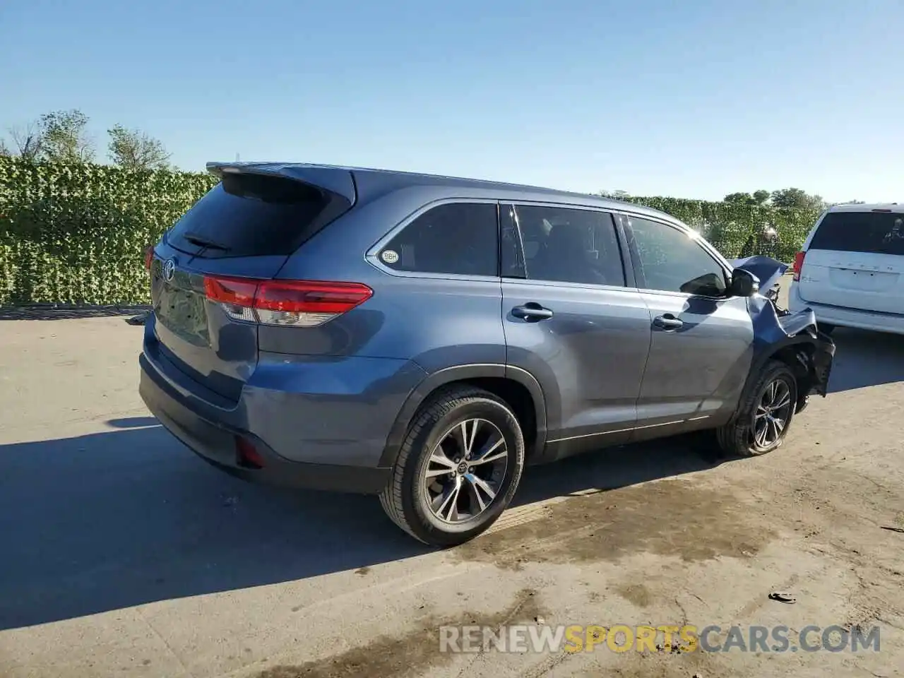 3 Photograph of a damaged car 5TDZZRFH0KS350212 TOYOTA HIGHLANDER 2019