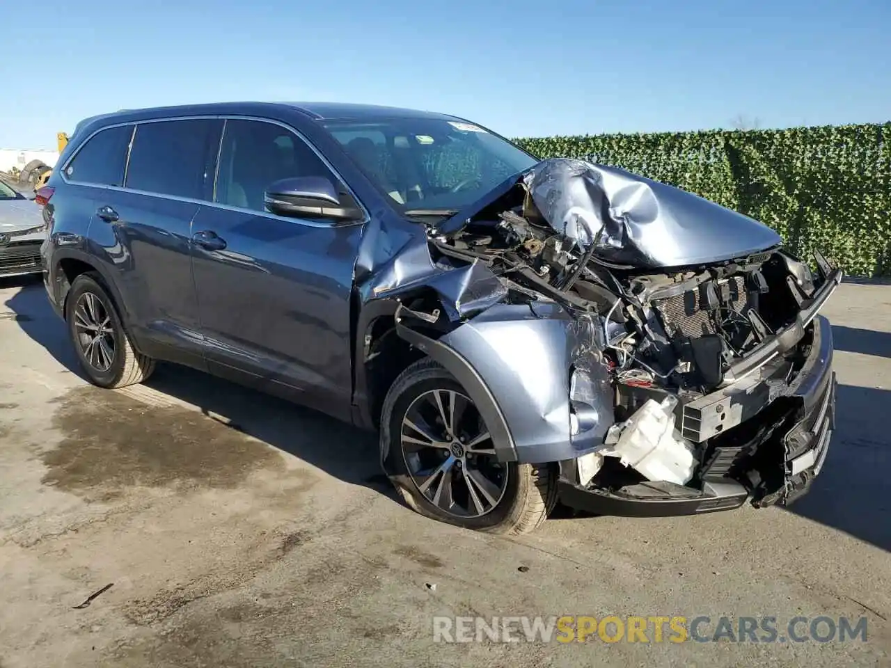 4 Photograph of a damaged car 5TDZZRFH0KS350212 TOYOTA HIGHLANDER 2019