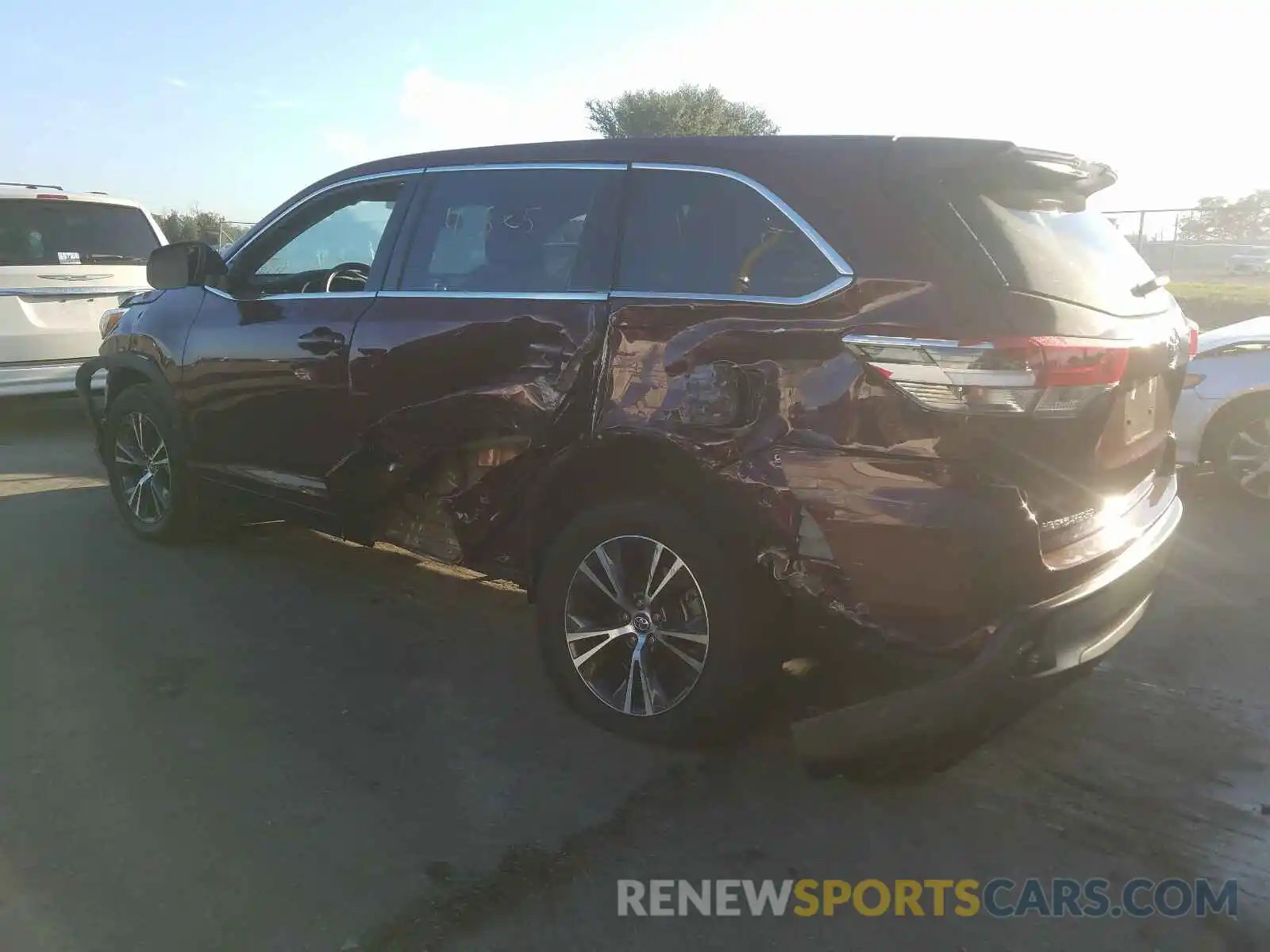 10 Photograph of a damaged car 5TDZZRFH0KS353871 TOYOTA HIGHLANDER 2019