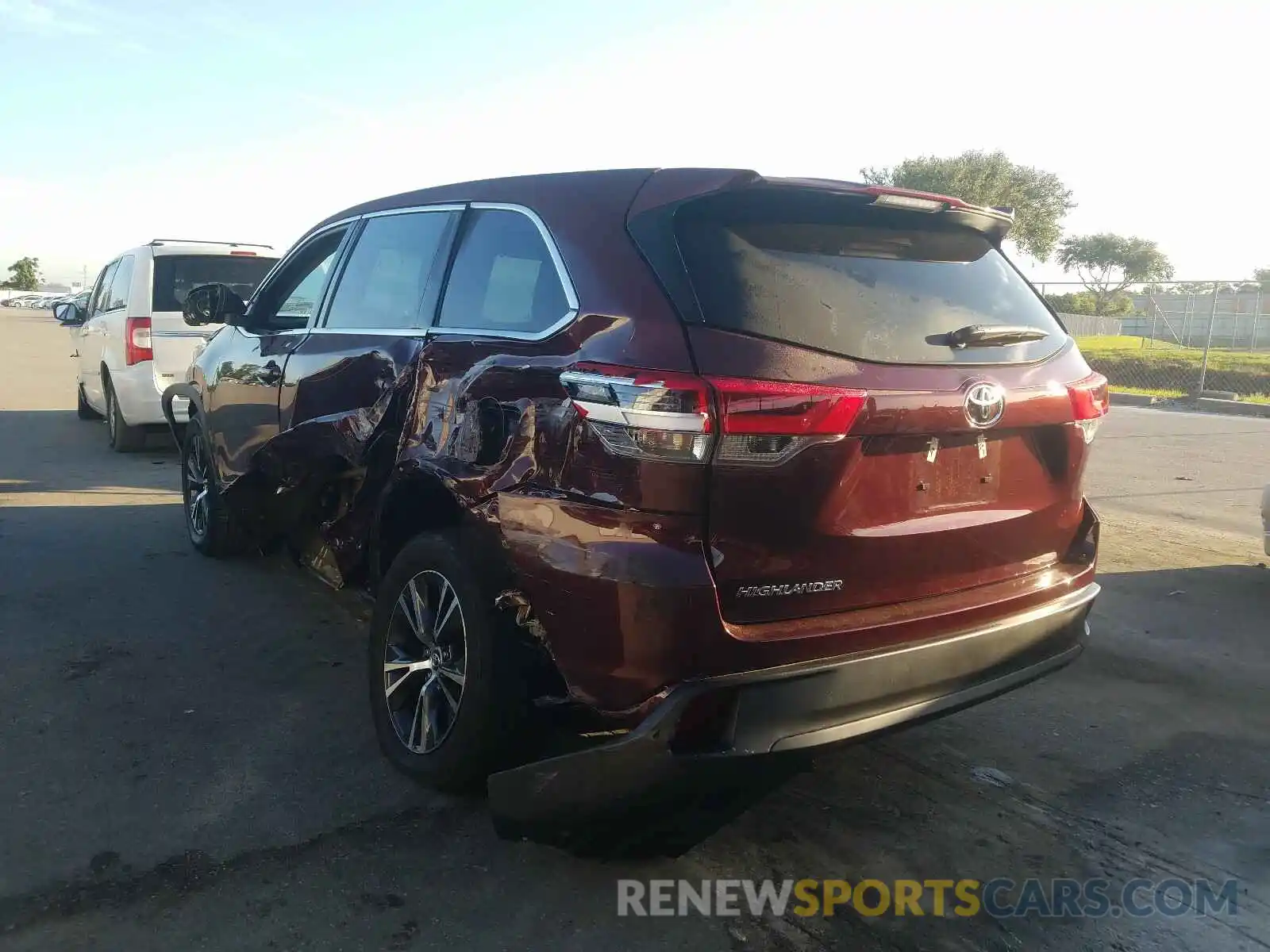 3 Photograph of a damaged car 5TDZZRFH0KS353871 TOYOTA HIGHLANDER 2019