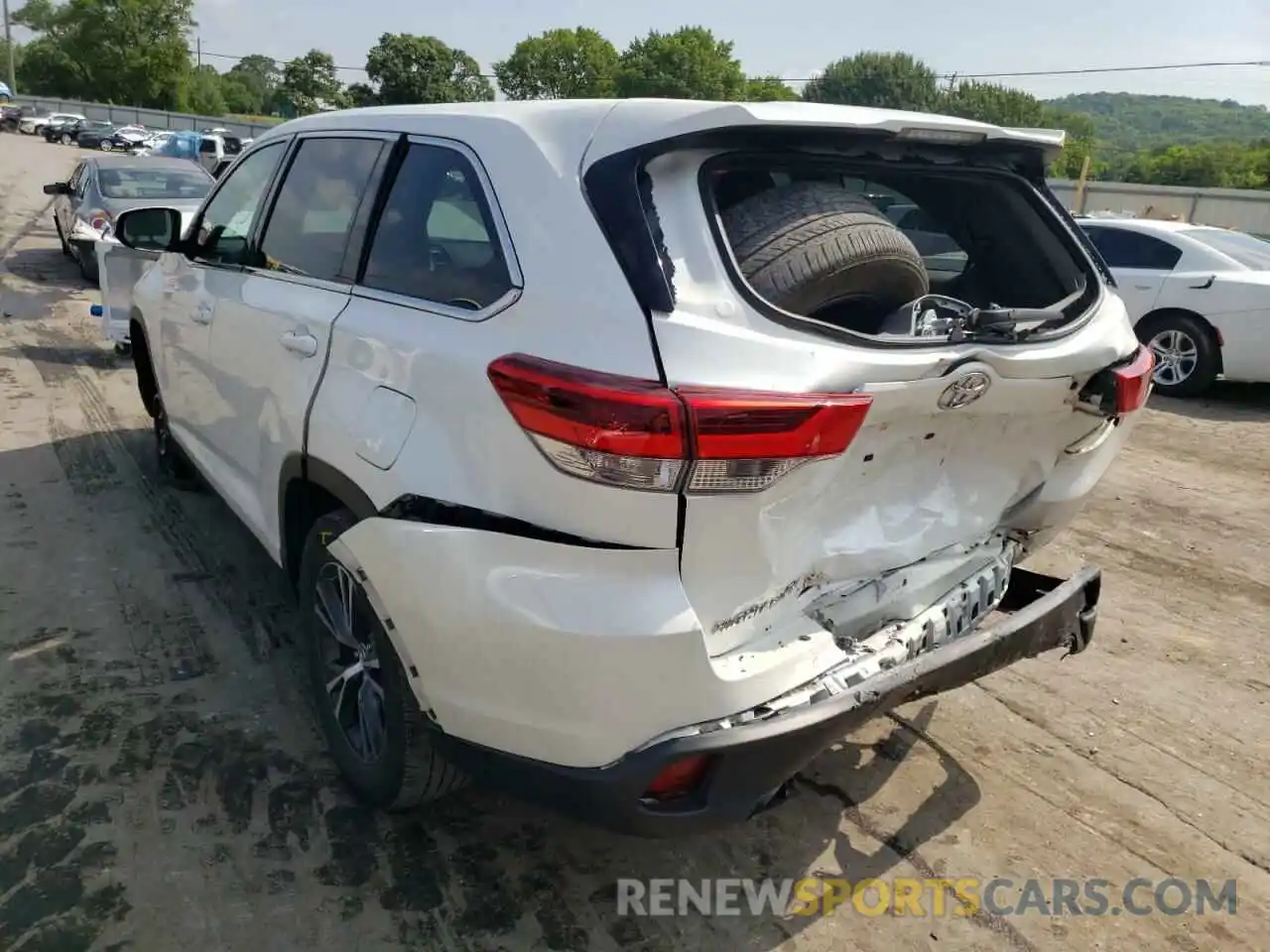 3 Photograph of a damaged car 5TDZZRFH0KS358679 TOYOTA HIGHLANDER 2019