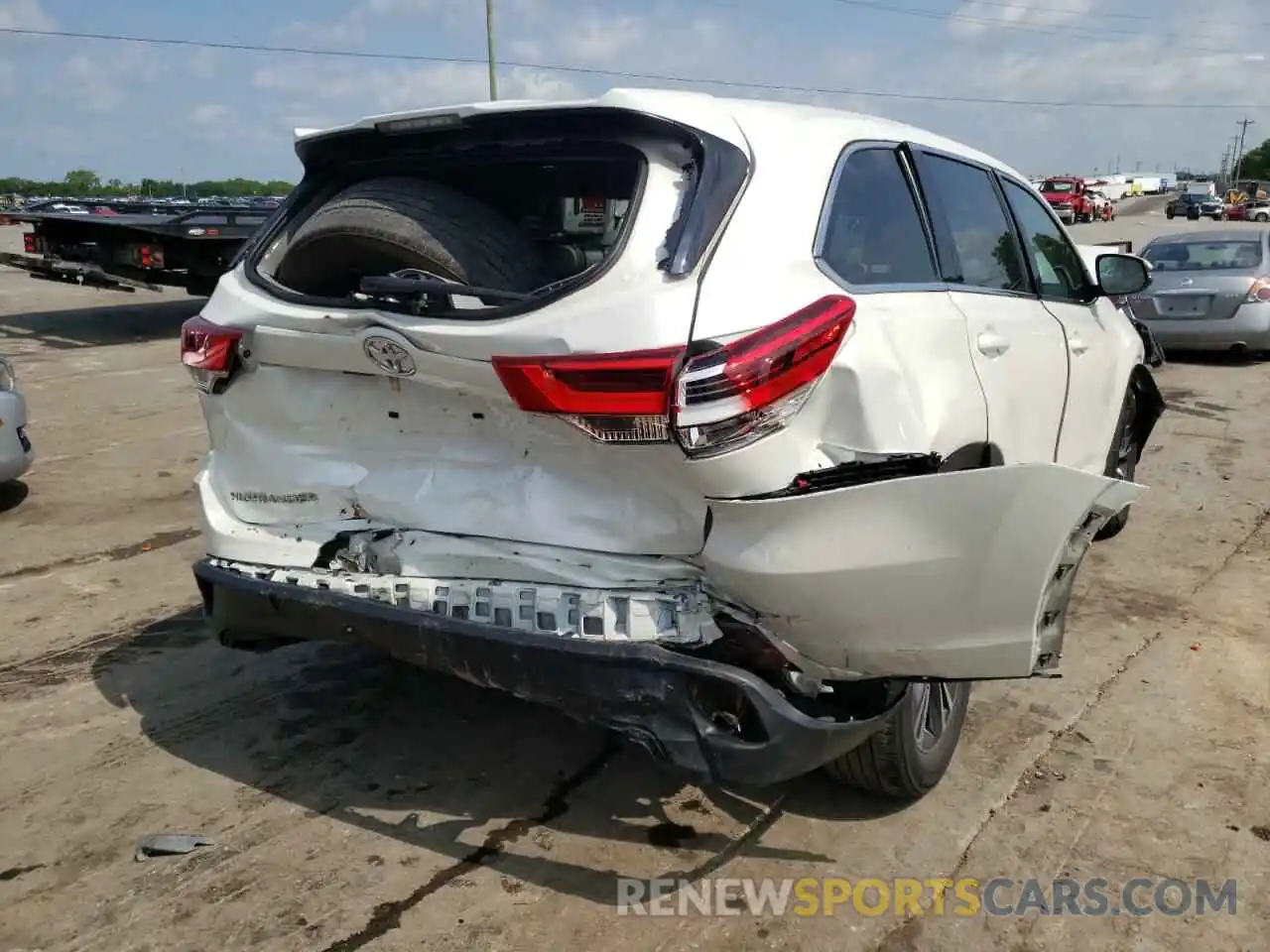 4 Photograph of a damaged car 5TDZZRFH0KS358679 TOYOTA HIGHLANDER 2019