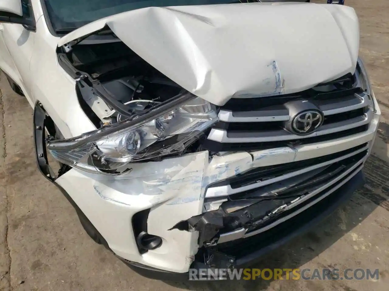 9 Photograph of a damaged car 5TDZZRFH0KS358679 TOYOTA HIGHLANDER 2019