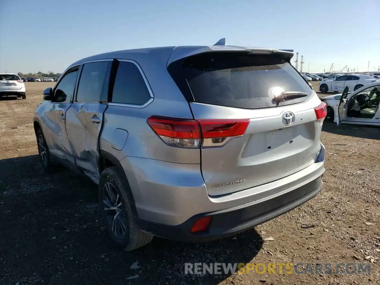 3 Photograph of a damaged car 5TDZZRFH0KS364076 TOYOTA HIGHLANDER 2019