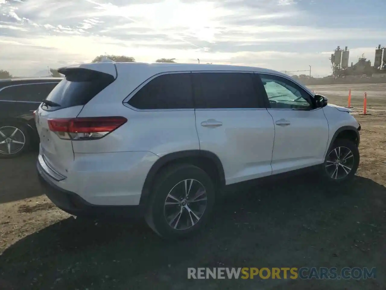 3 Photograph of a damaged car 5TDZZRFH0KS368094 TOYOTA HIGHLANDER 2019