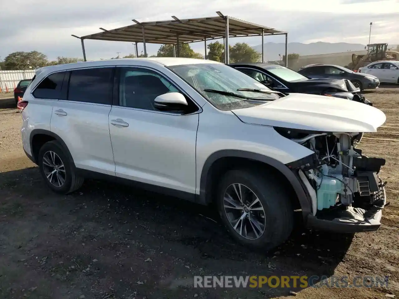 4 Photograph of a damaged car 5TDZZRFH0KS368094 TOYOTA HIGHLANDER 2019