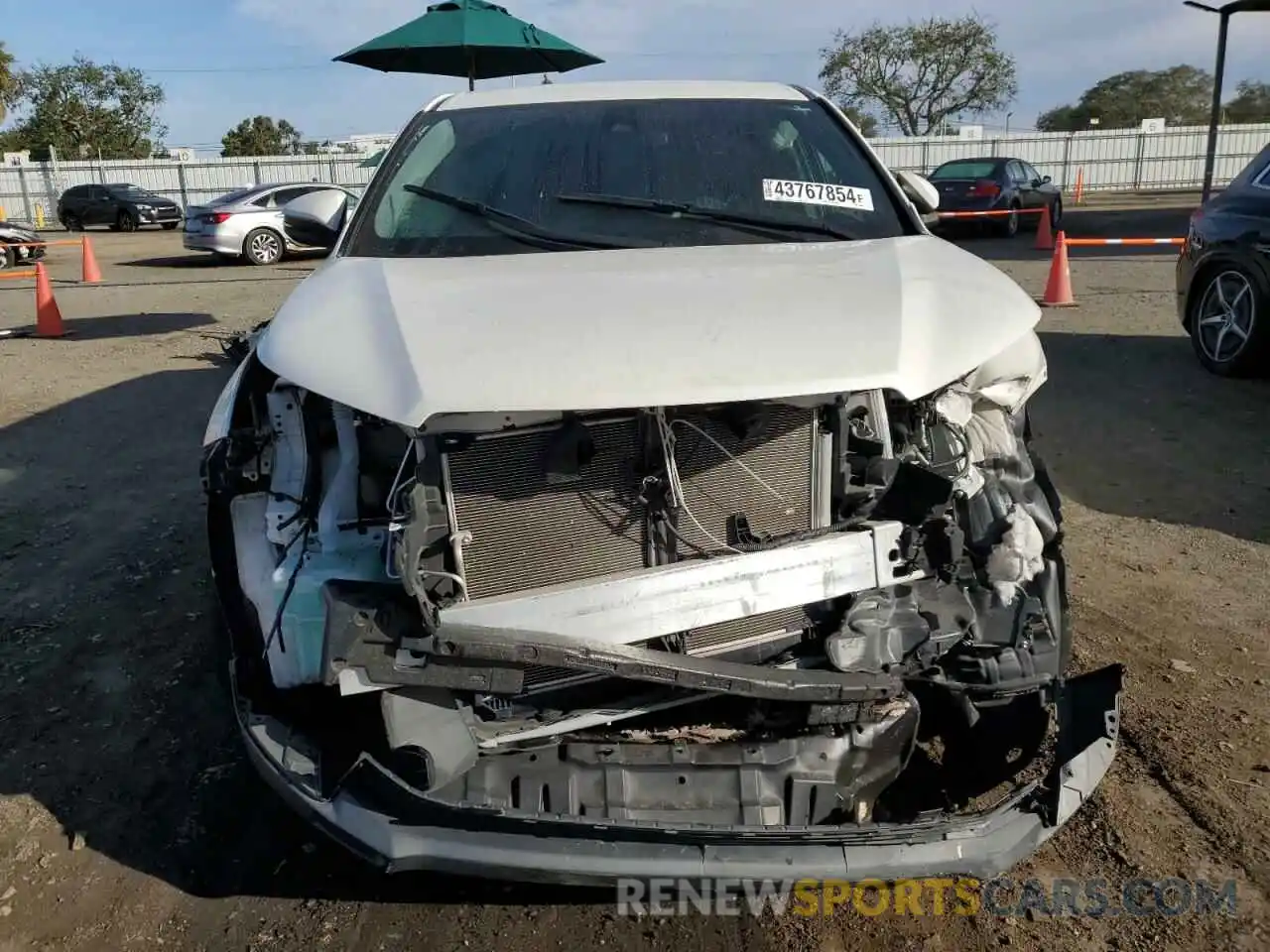 5 Photograph of a damaged car 5TDZZRFH0KS368094 TOYOTA HIGHLANDER 2019