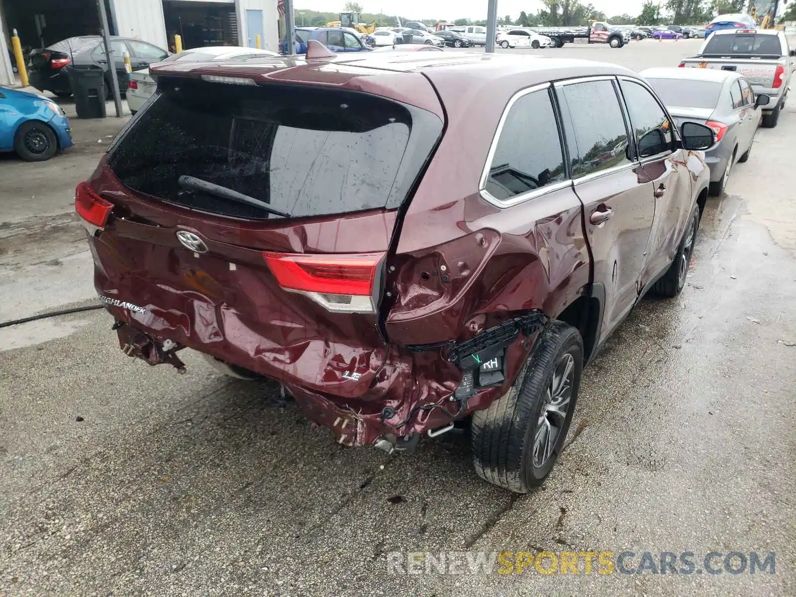 4 Photograph of a damaged car 5TDZZRFH0KS369424 TOYOTA HIGHLANDER 2019