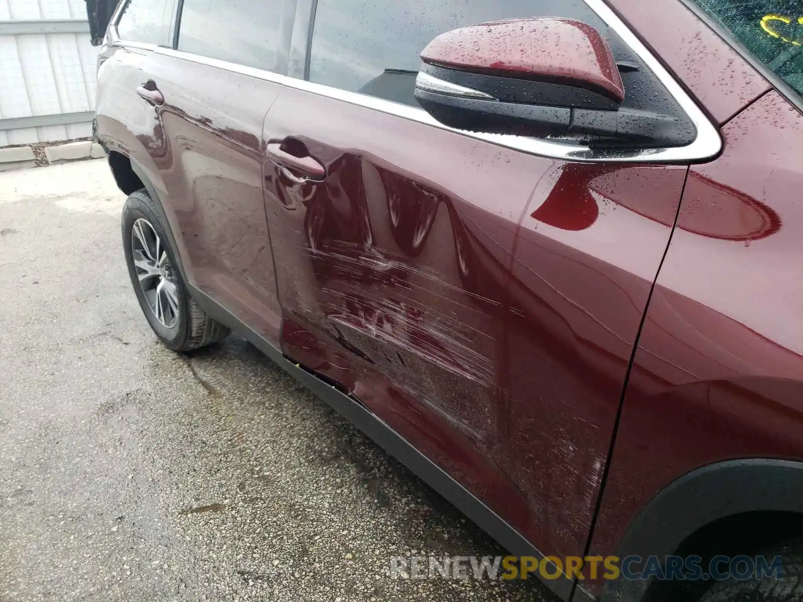 9 Photograph of a damaged car 5TDZZRFH0KS369424 TOYOTA HIGHLANDER 2019