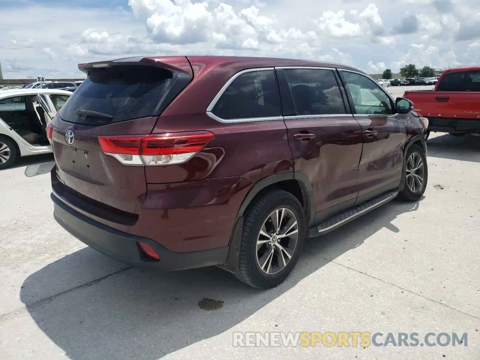 4 Photograph of a damaged car 5TDZZRFH1KS291218 TOYOTA HIGHLANDER 2019