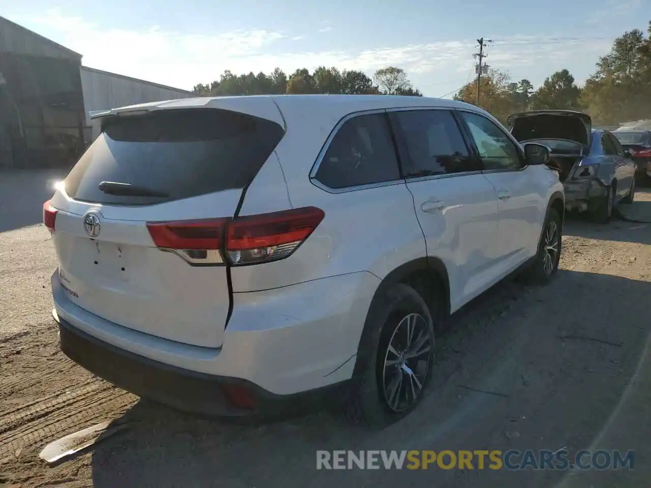 4 Photograph of a damaged car 5TDZZRFH1KS291669 TOYOTA HIGHLANDER 2019