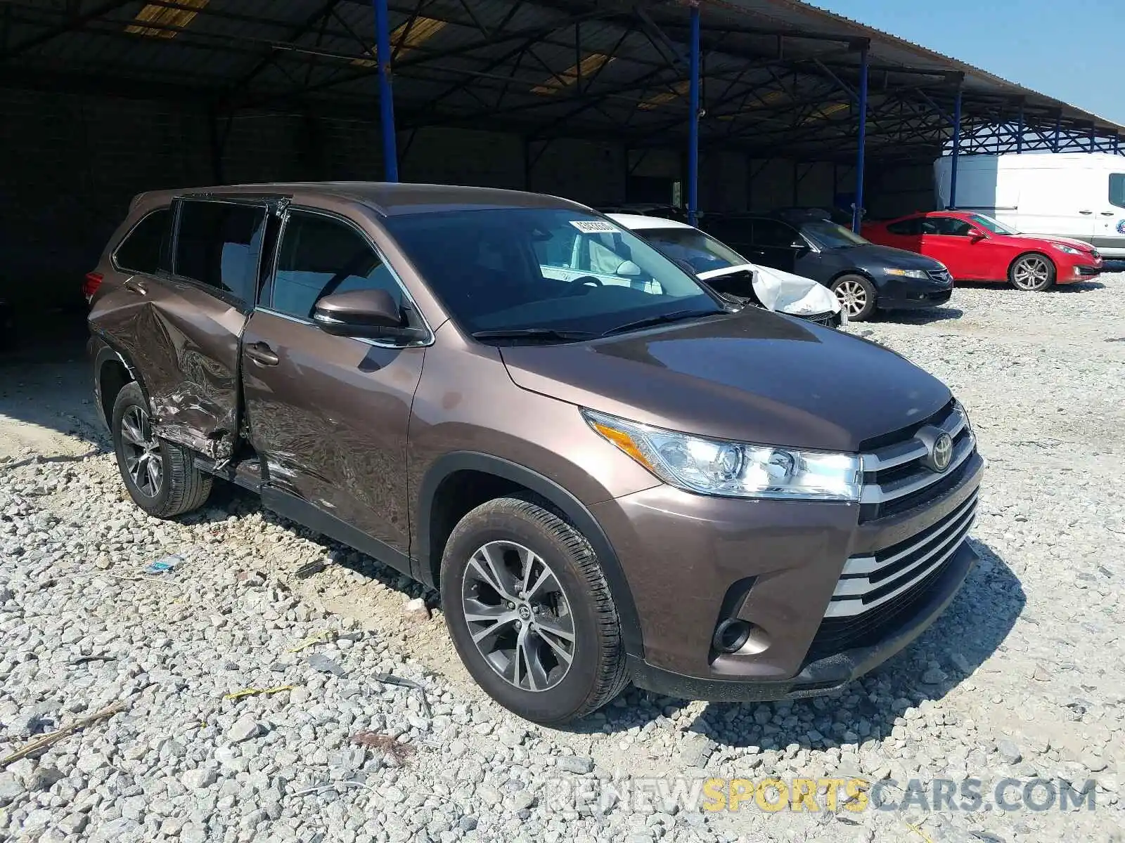 1 Photograph of a damaged car 5TDZZRFH1KS297052 TOYOTA HIGHLANDER 2019