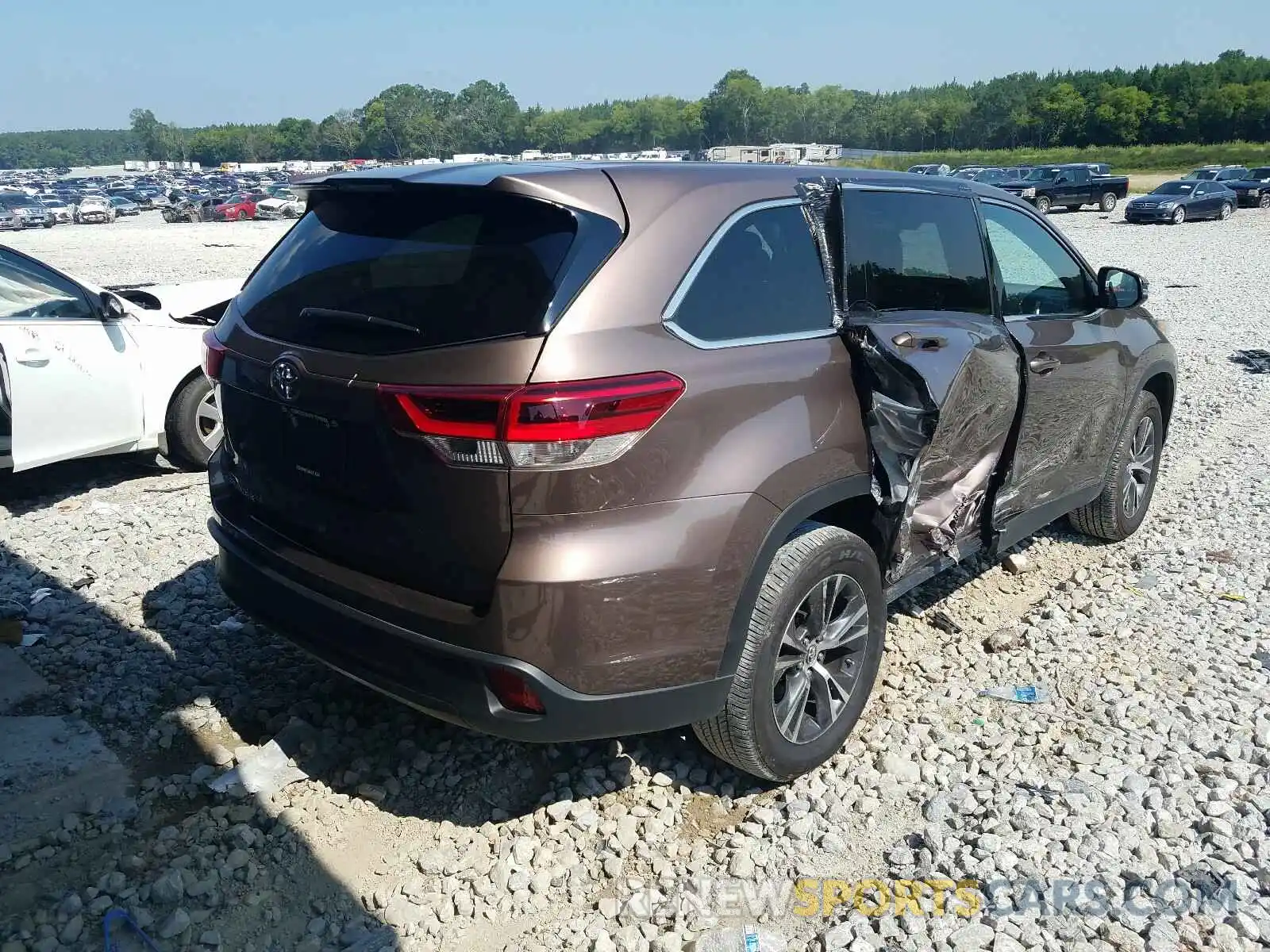 4 Photograph of a damaged car 5TDZZRFH1KS297052 TOYOTA HIGHLANDER 2019