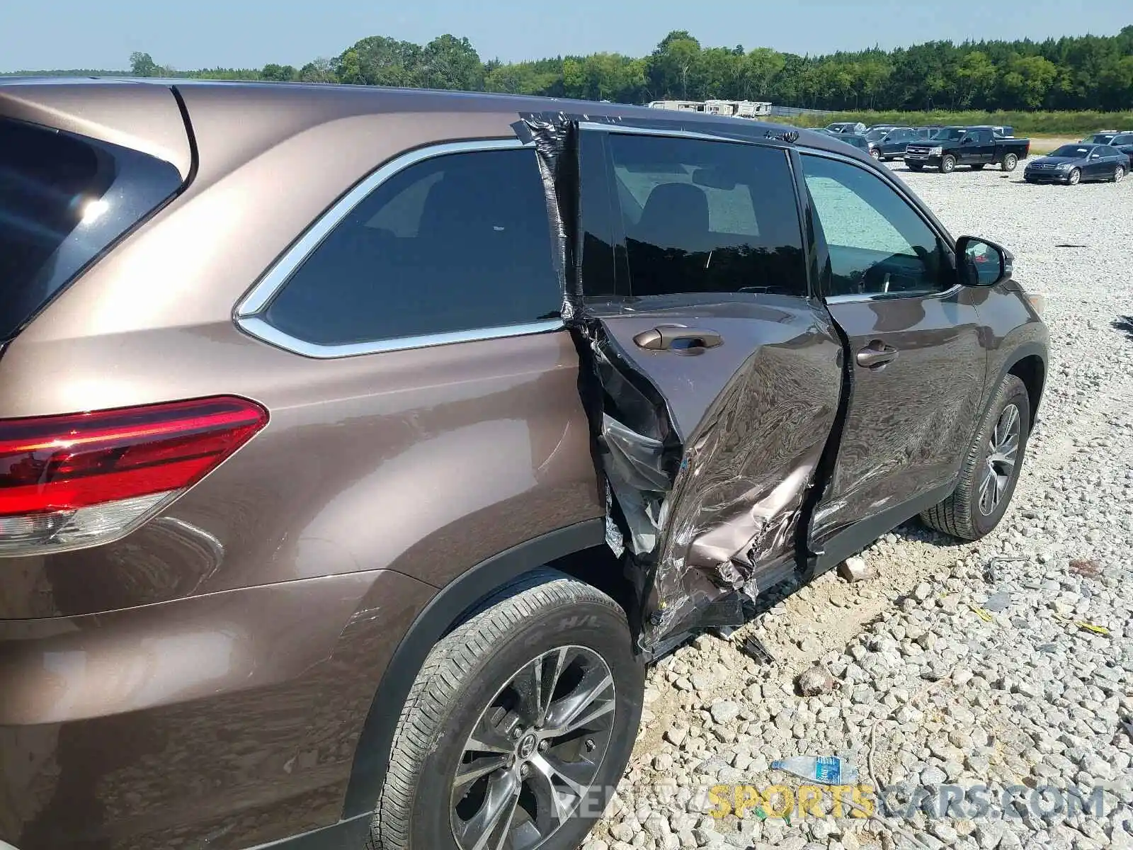 9 Photograph of a damaged car 5TDZZRFH1KS297052 TOYOTA HIGHLANDER 2019