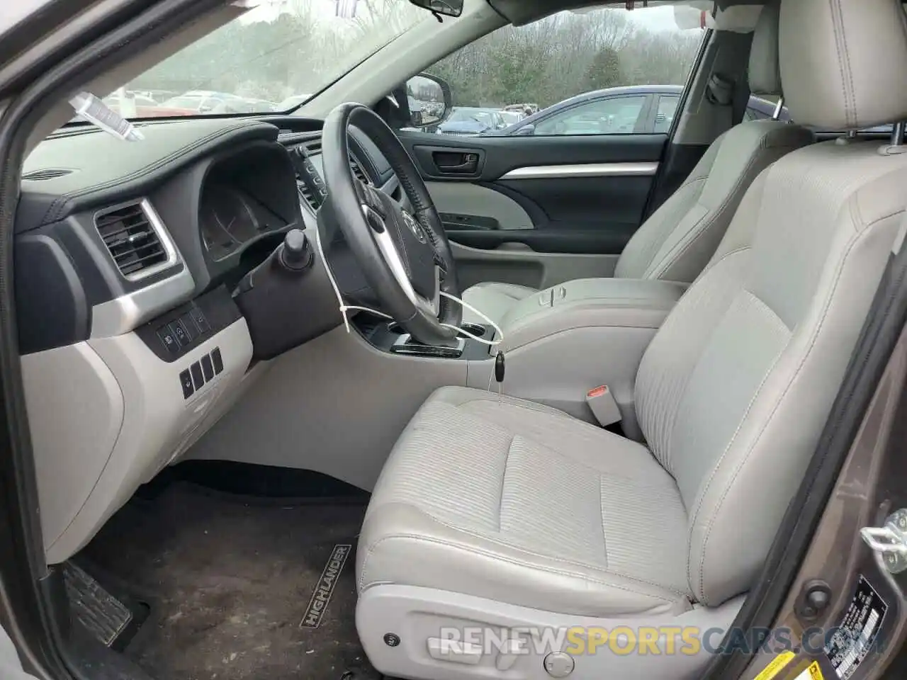 7 Photograph of a damaged car 5TDZZRFH1KS297620 TOYOTA HIGHLANDER 2019