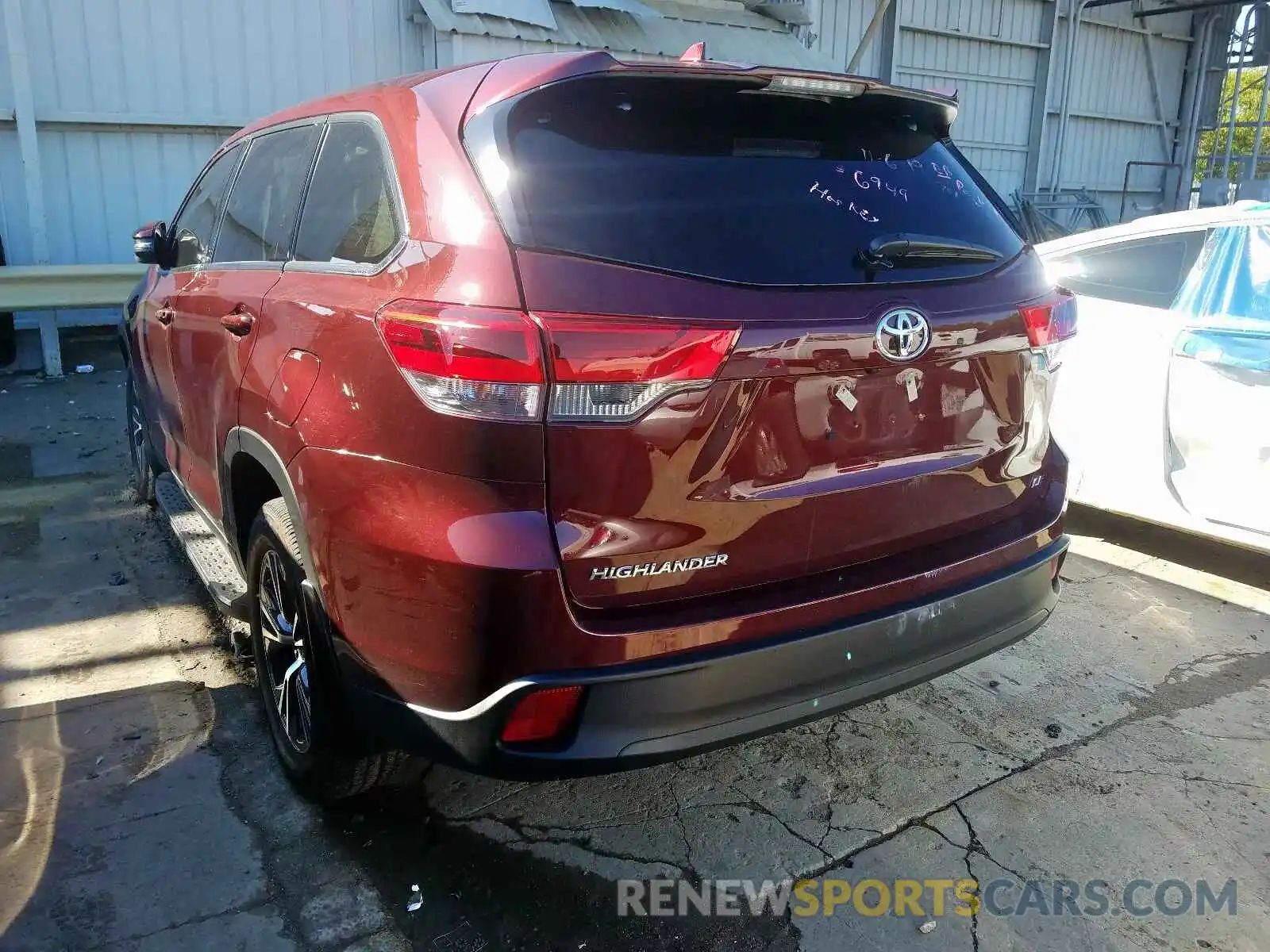 3 Photograph of a damaged car 5TDZZRFH1KS298721 TOYOTA HIGHLANDER 2019