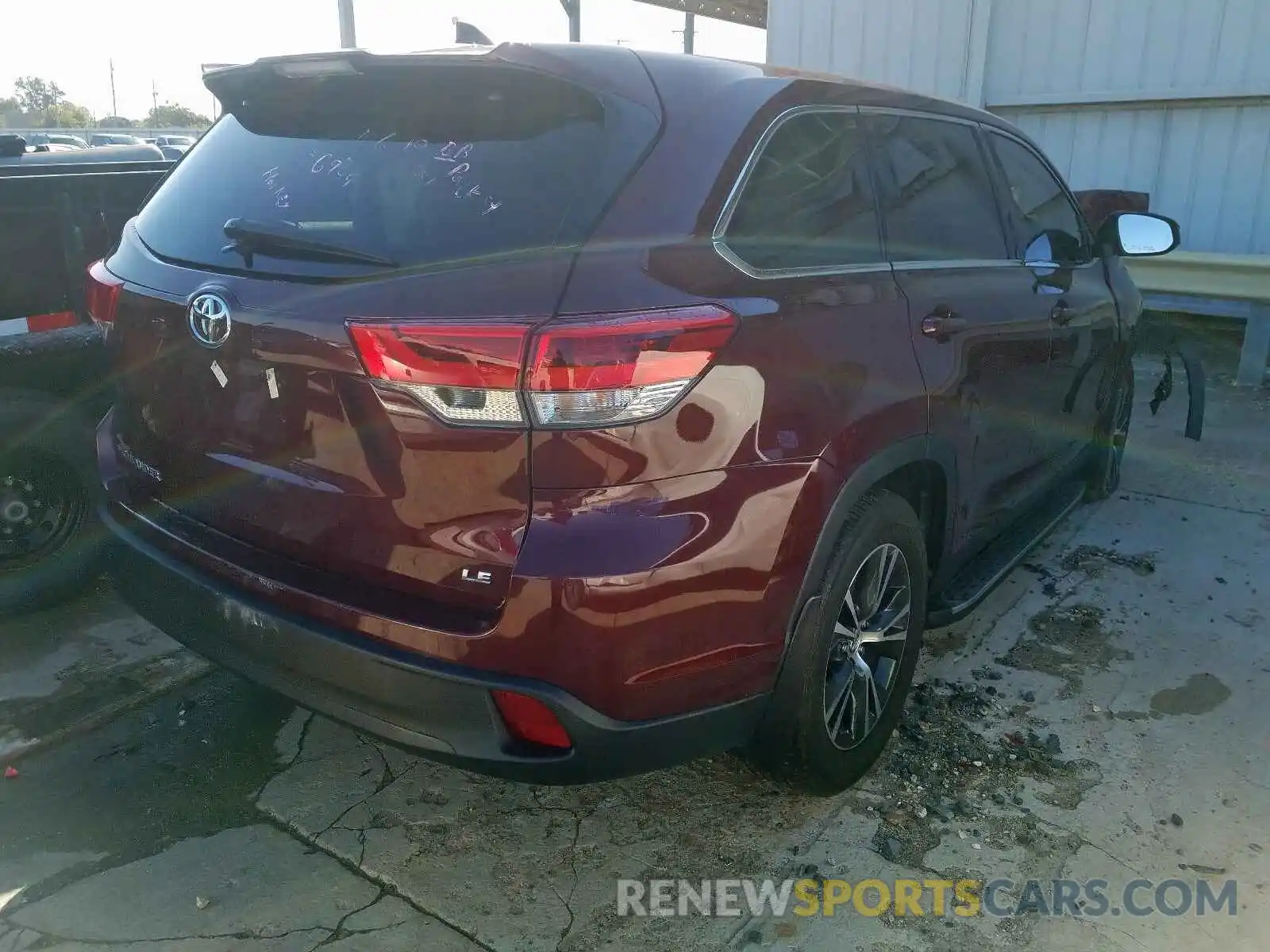 4 Photograph of a damaged car 5TDZZRFH1KS298721 TOYOTA HIGHLANDER 2019